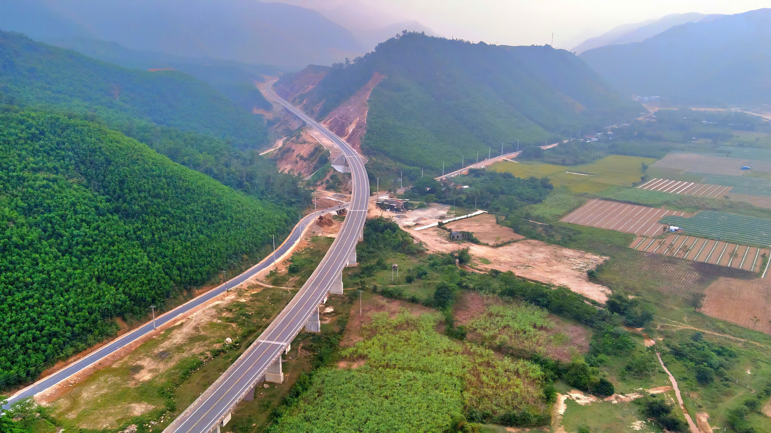 Thi đua sáng tạo, áp dụng công nghệ rút ngắn thời gian thi công cao tốc La Sơn - Hòa Liên- Ảnh 3. Thi đua sáng tạo, áp dụng công nghệ rút ngắn thời gian thi công cao tốc La Sơn - Hòa Liên- Ảnh 3.