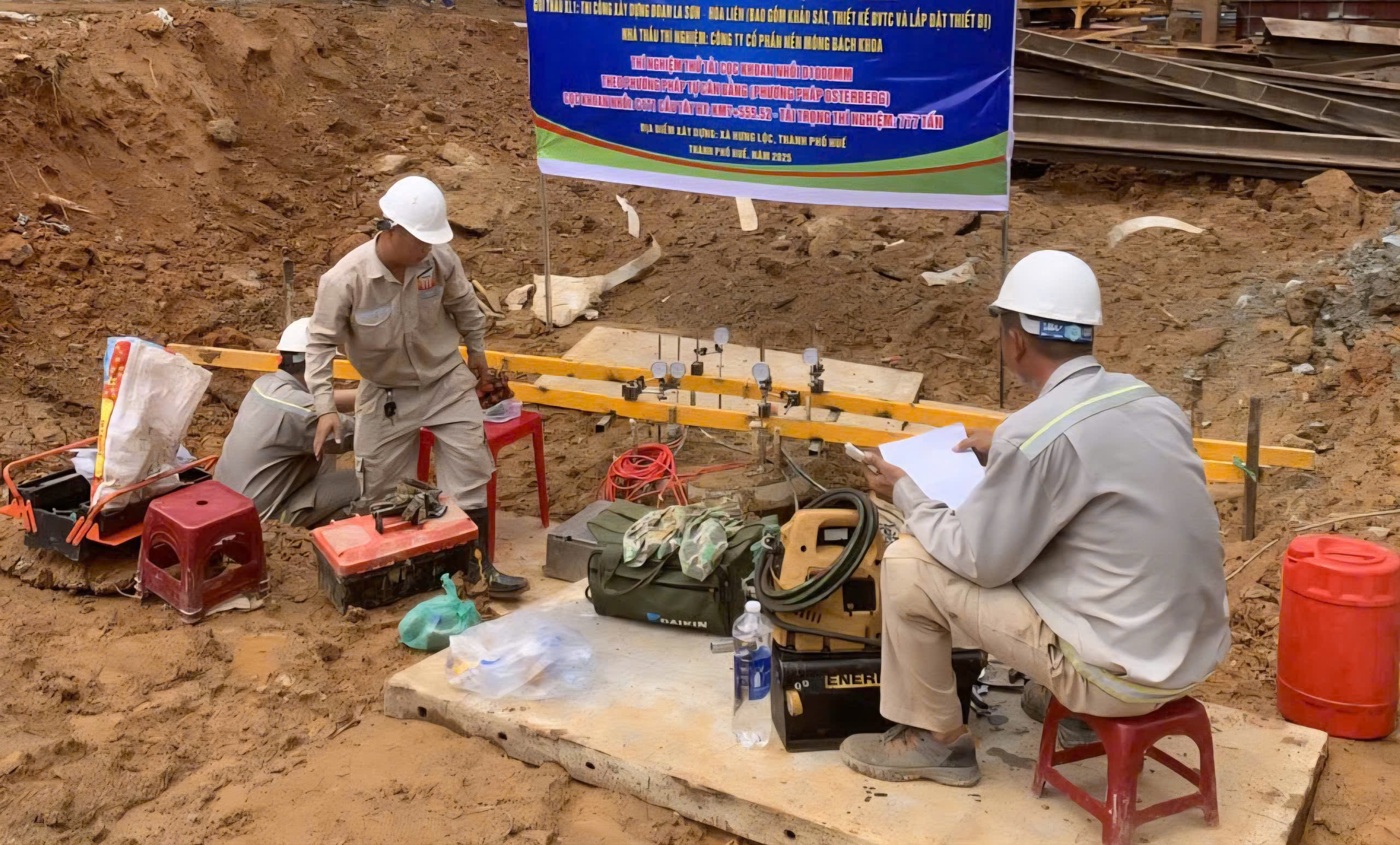 Thi đua sáng tạo, áp dụng công nghệ rút ngắn thời gian thi công cao tốc La Sơn - Hòa Liên- Ảnh 2. Thi đua sáng tạo, áp dụng công nghệ rút ngắn thời gian thi công cao tốc La Sơn - Hòa Liên- Ảnh 2.