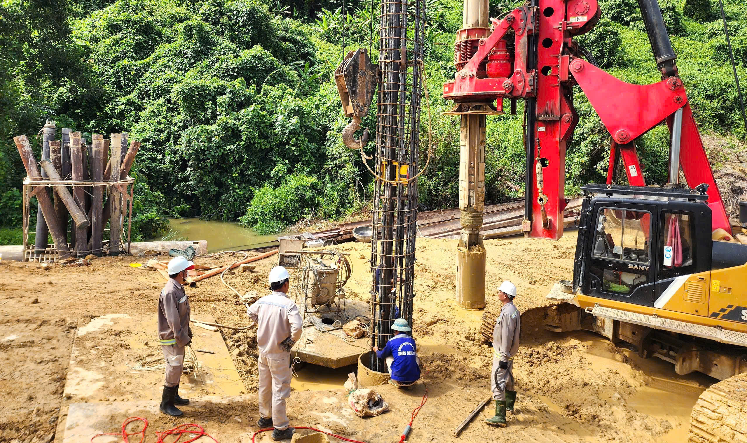 Thi đua sáng tạo, áp dụng công nghệ rút ngắn thời gian thi công cao tốc La Sơn - Hòa Liên- Ảnh 1. Thi đua sáng tạo, áp dụng công nghệ rút ngắn thời gian thi công cao tốc La Sơn - Hòa Liên- Ảnh 1.