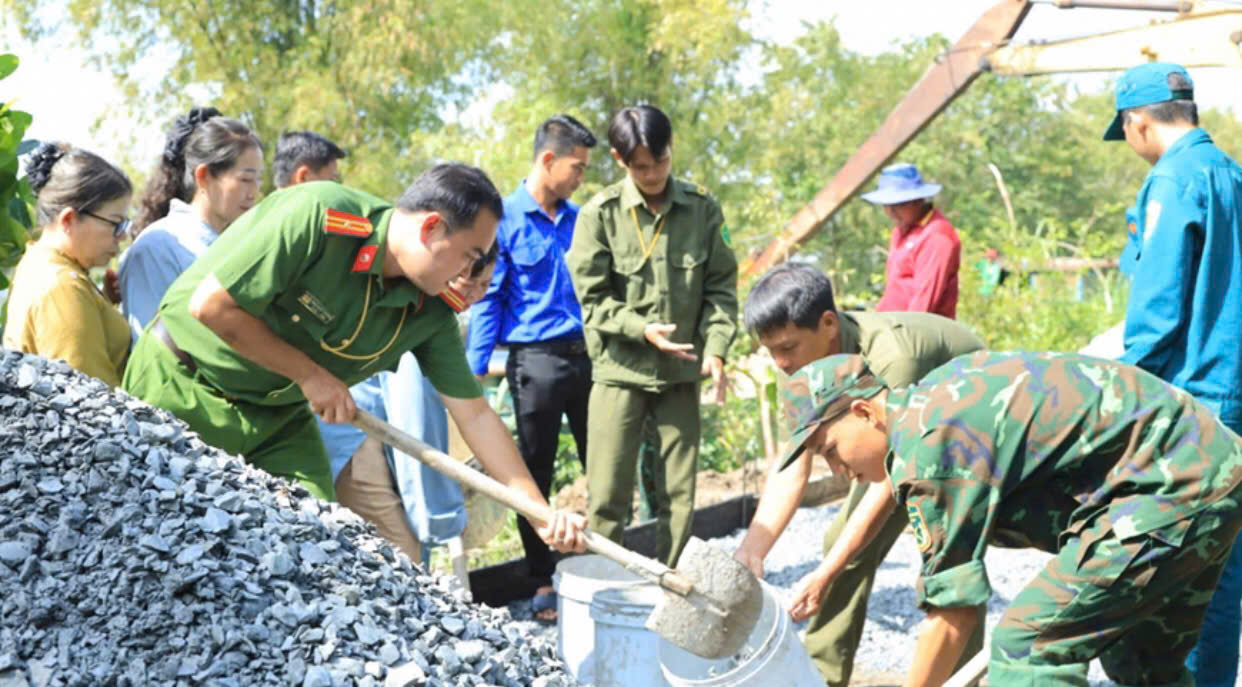 Khởi công tuyến đường nông thôn chào mừng 80 năm Ngày truyền thống LLVT Quân khu 7- Ảnh 1.