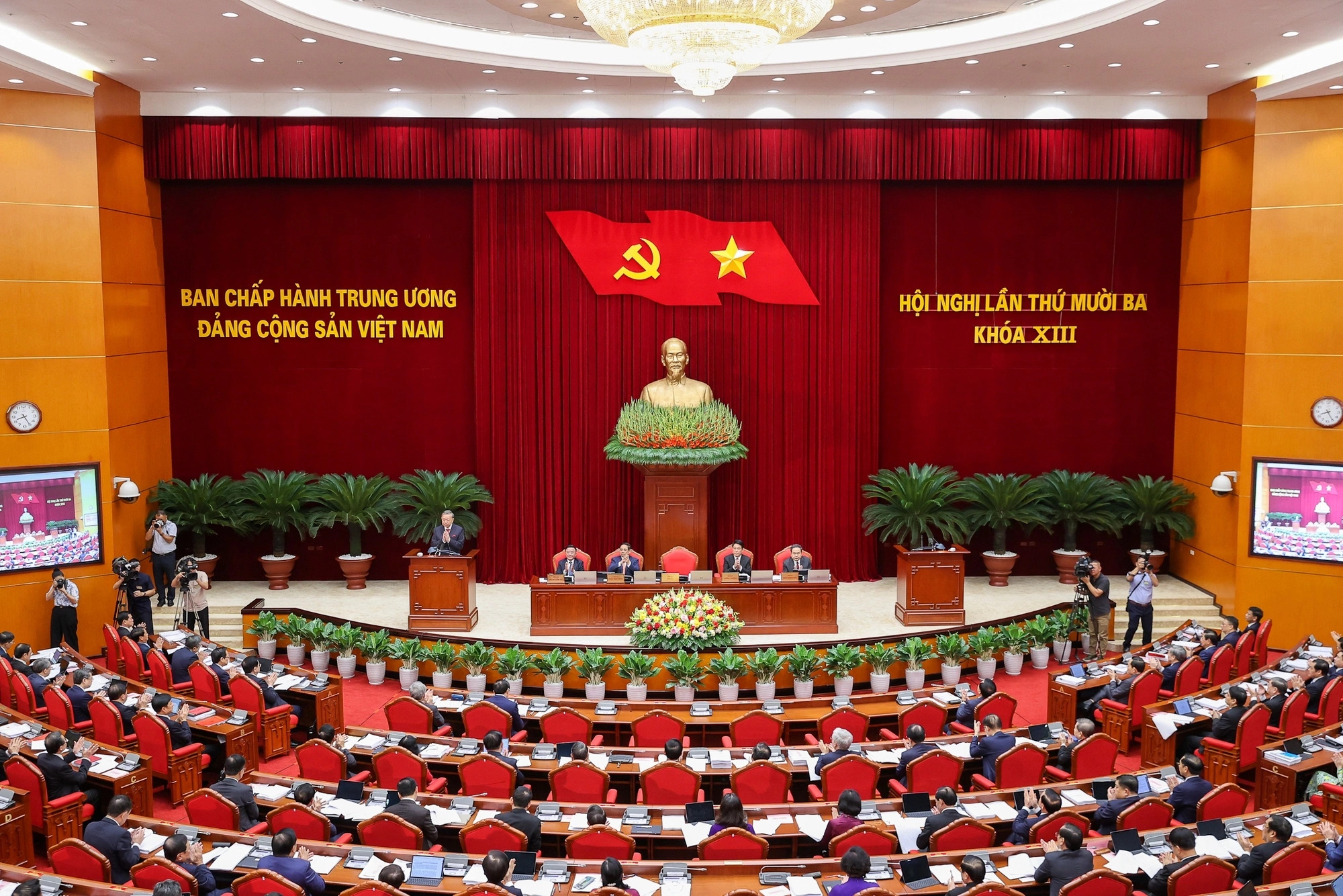 Bộ Chính trị ban hành quy định mới về công tác cán bộ- Ảnh 2. Bộ Chính trị ban hành quy định mới về công tác cán bộ- Ảnh 2.