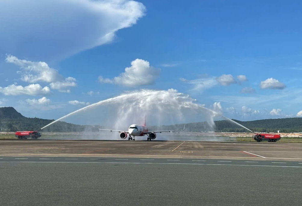 An Giang đón chuyến bay thẳng chở 220 hành khách từ Nga đến Phú Quốc- Ảnh 1. An Giang đón chuyến bay thẳng chở 220 hành khách từ Nga đến Phú Quốc- Ảnh 1.