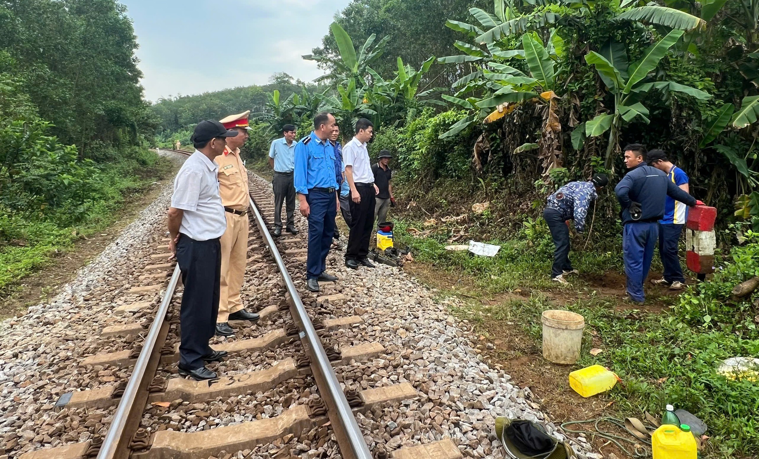 Huế: Chủ động phòng ngừa, kéo giảm tai nạn giao thông đường sắt- Ảnh 1. Huế: Chủ động phòng ngừa, kéo giảm tai nạn giao thông đường sắt- Ảnh 1.