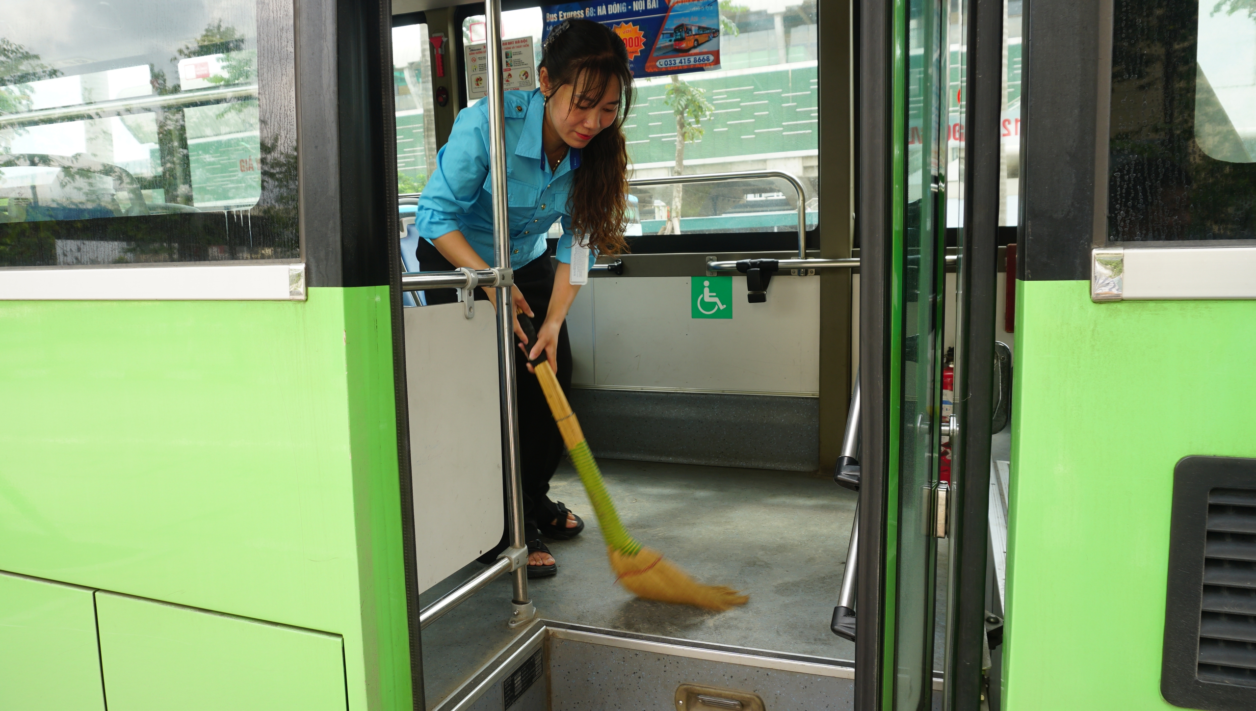 Từ chuyến xe đến nụ cười: Hành trình dịu dàng của những người phụ nữ trên xe buýt- Ảnh 2. Từ chuyến xe đến nụ cười: Hành trình dịu dàng của những người phụ nữ trên xe buýt- Ảnh 2.