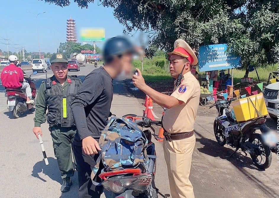 CSGT Đồng Nai xử phạt tài xế taxi dừng, đỗ xe trên vỉa hè từ tin báo của người dân- Ảnh 2.