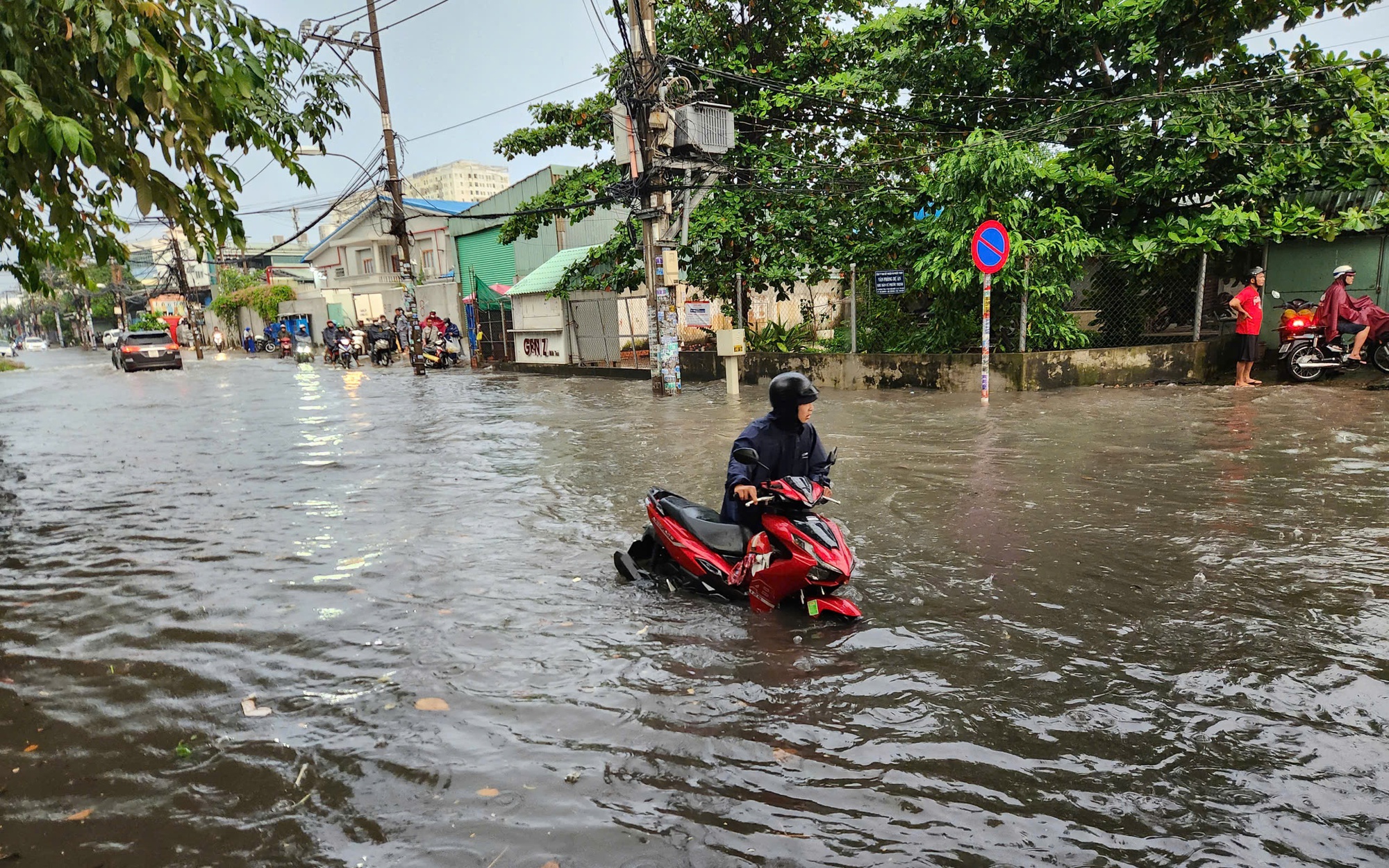 Giải bài toán ngập ở TP.HCM: Cần quy hoạch lại từ mặt đất đến nâng cao ý thức người dân- Ảnh 4. TP.HCM: Mưa xối xả khiến nhiều rốn ngập thành sông, người dân vật vã di chuyển