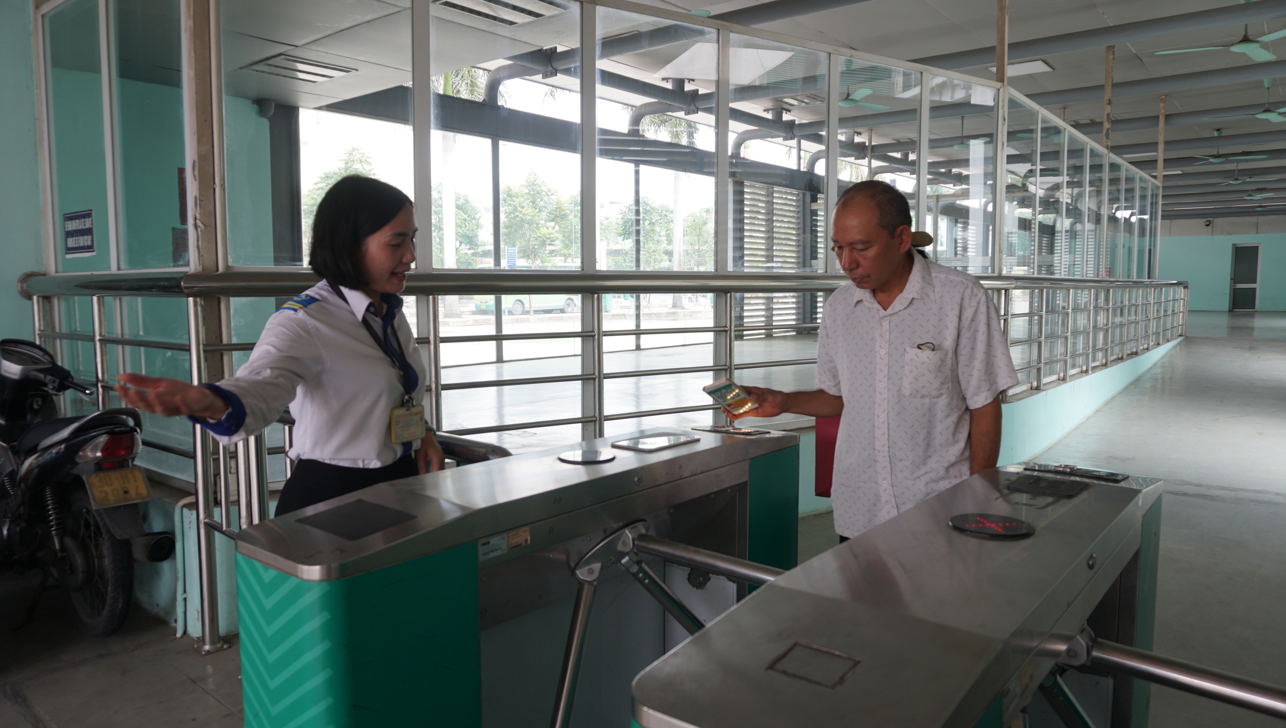 Từ chuyến xe đến nụ cười: Hành trình dịu dàng của những người phụ nữ trên xe buýt- Ảnh 4. Từ chuyến xe đến nụ cười: Hành trình dịu dàng của những người phụ nữ trên xe buýt- Ảnh 4.