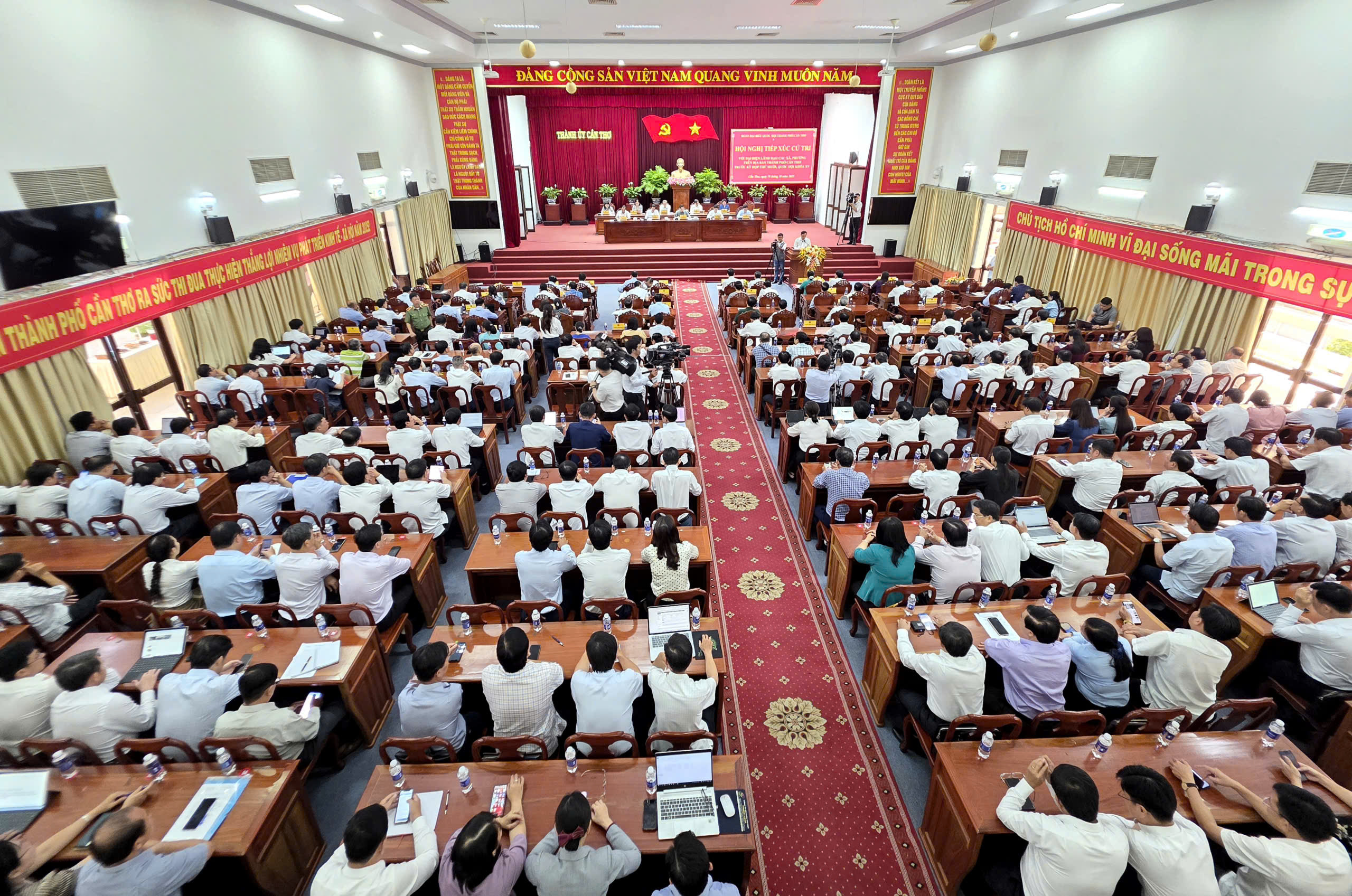 Thủ tướng: Cần Thơ phải huy động mọi nguồn lực, quyết tâm tăng trưởng hai con số năm 2025- Ảnh 3. Thủ tướng: Cần Thơ phải huy động mọi nguồn lực, quyết tâm tăng trưởng hai con số năm 2025- Ảnh 3.