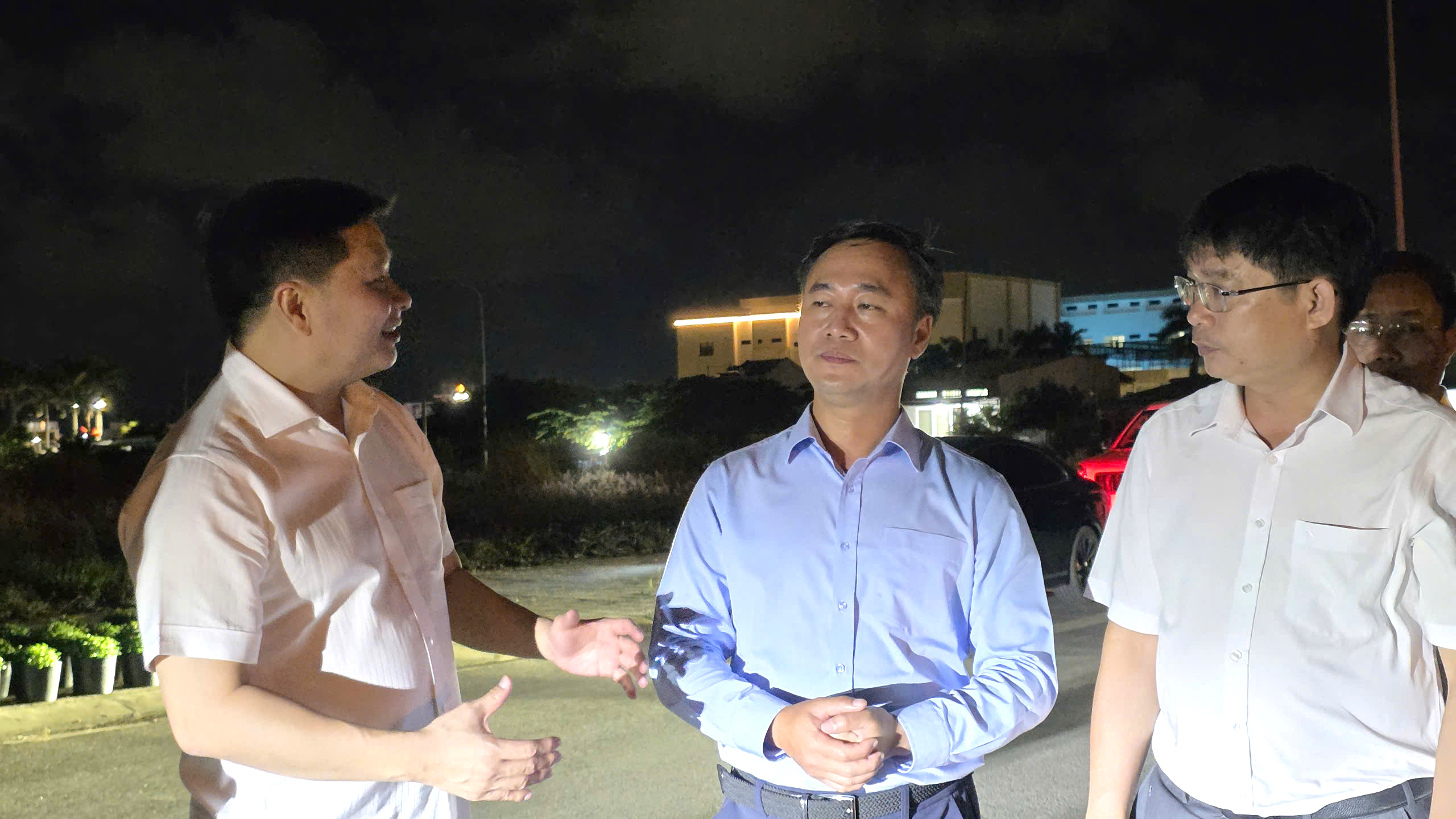 Thứ trưởng Nguyễn Việt Hùng kiểm tra khu đất xây dựng 480 căn nhà ở xã hội tại Đắk Lắk- Ảnh 1.