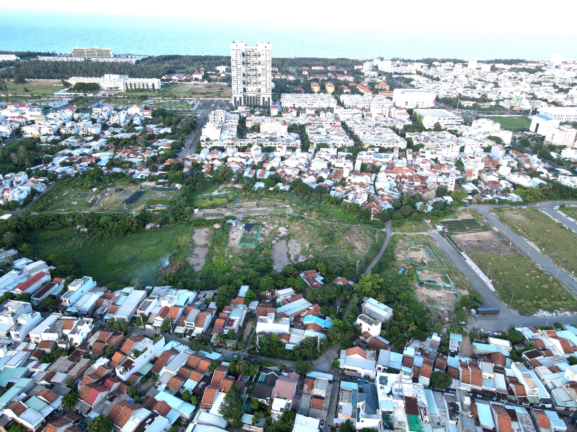 Thứ trưởng Nguyễn Việt Hùng kiểm tra khu đất xây dựng 480 căn nhà ở xã hội tại Đắk Lắk- Ảnh 2.