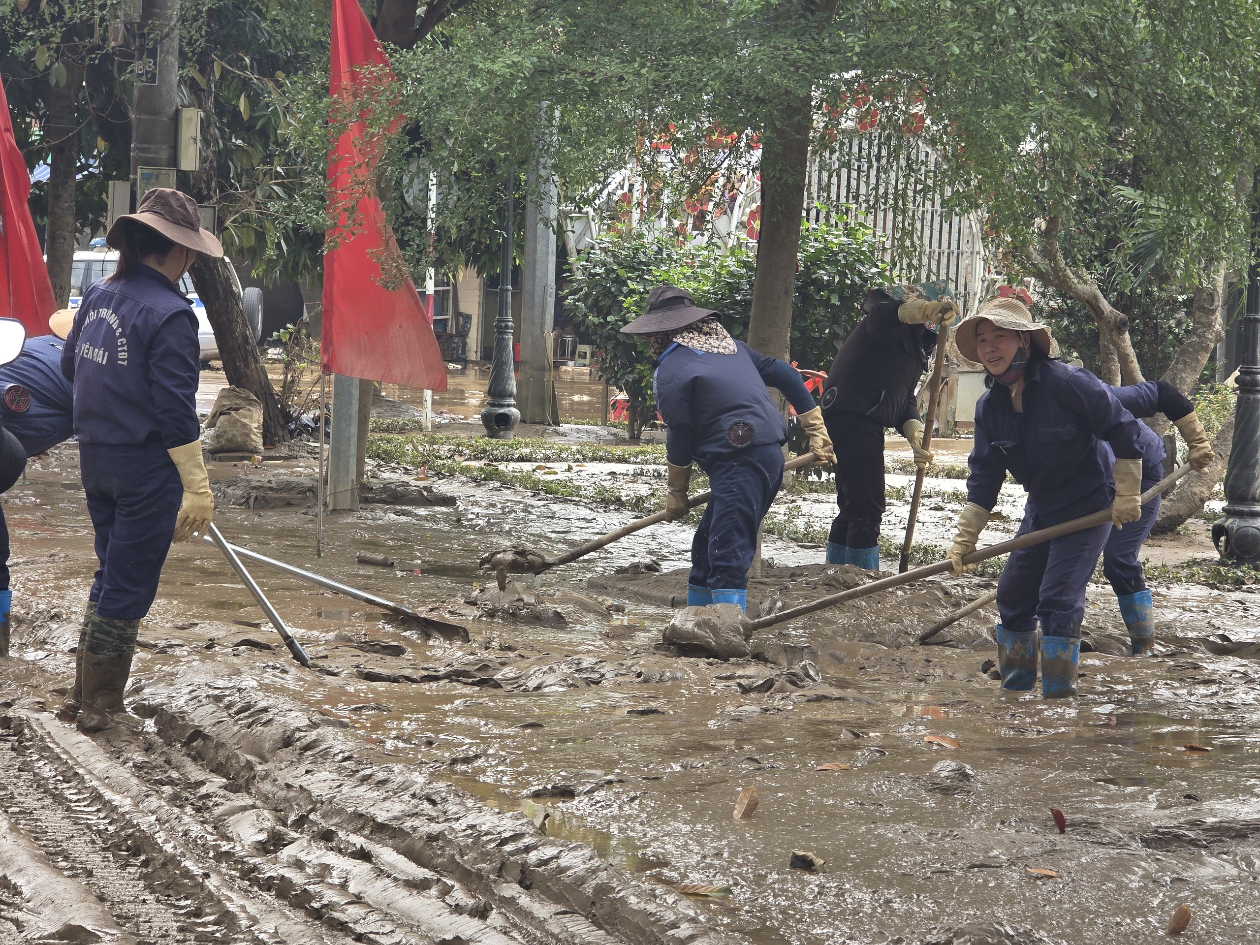Toàn cảnh khu dân cư cùng hàng nghìn hộ dân ở Lào Cai bị chia cắt, giao thông tê liệt- Ảnh 6.
