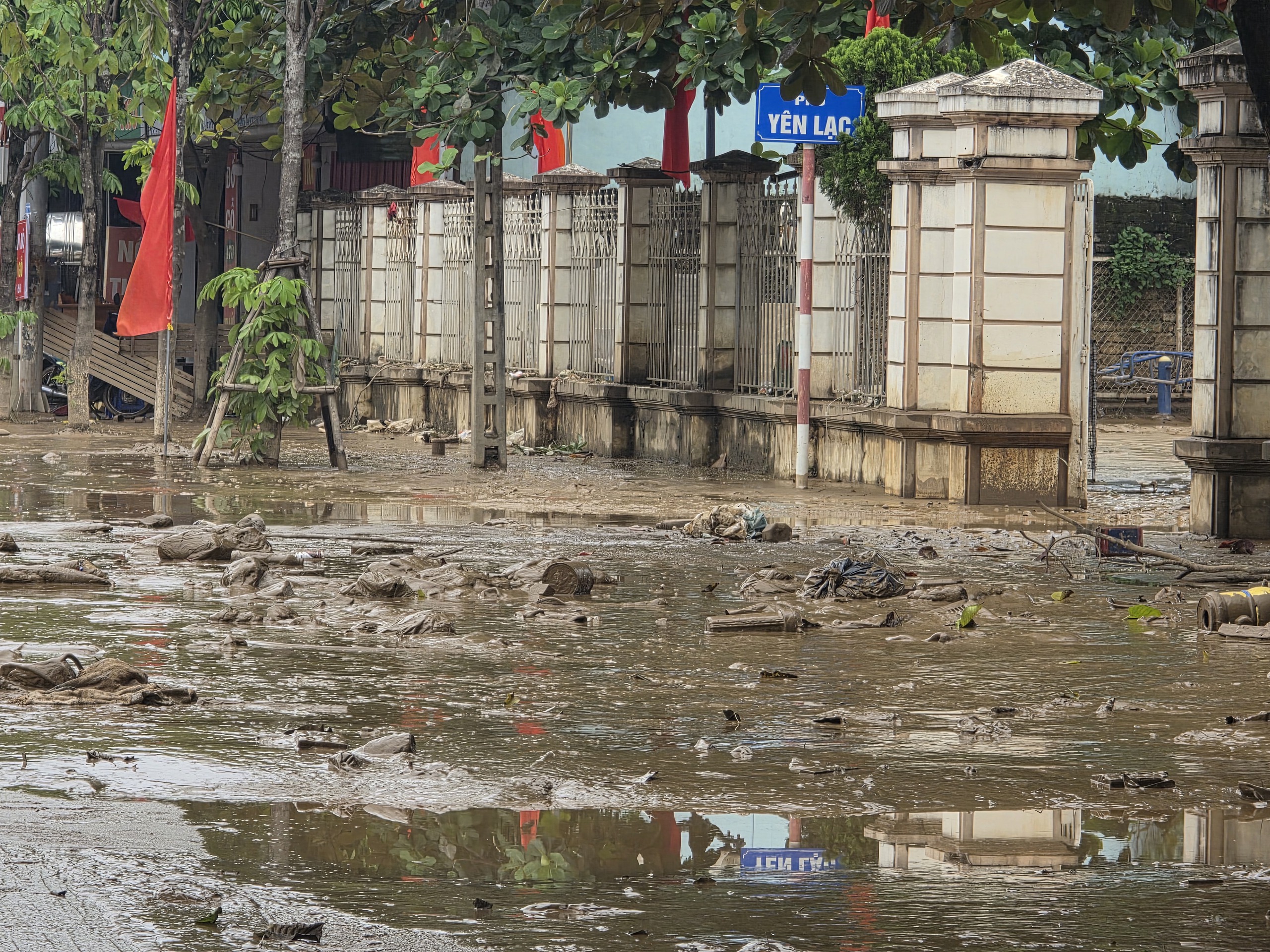 Toàn cảnh khu dân cư cùng hàng nghìn hộ dân ở Lào Cai bị chia cắt, giao thông tê liệt- Ảnh 9.