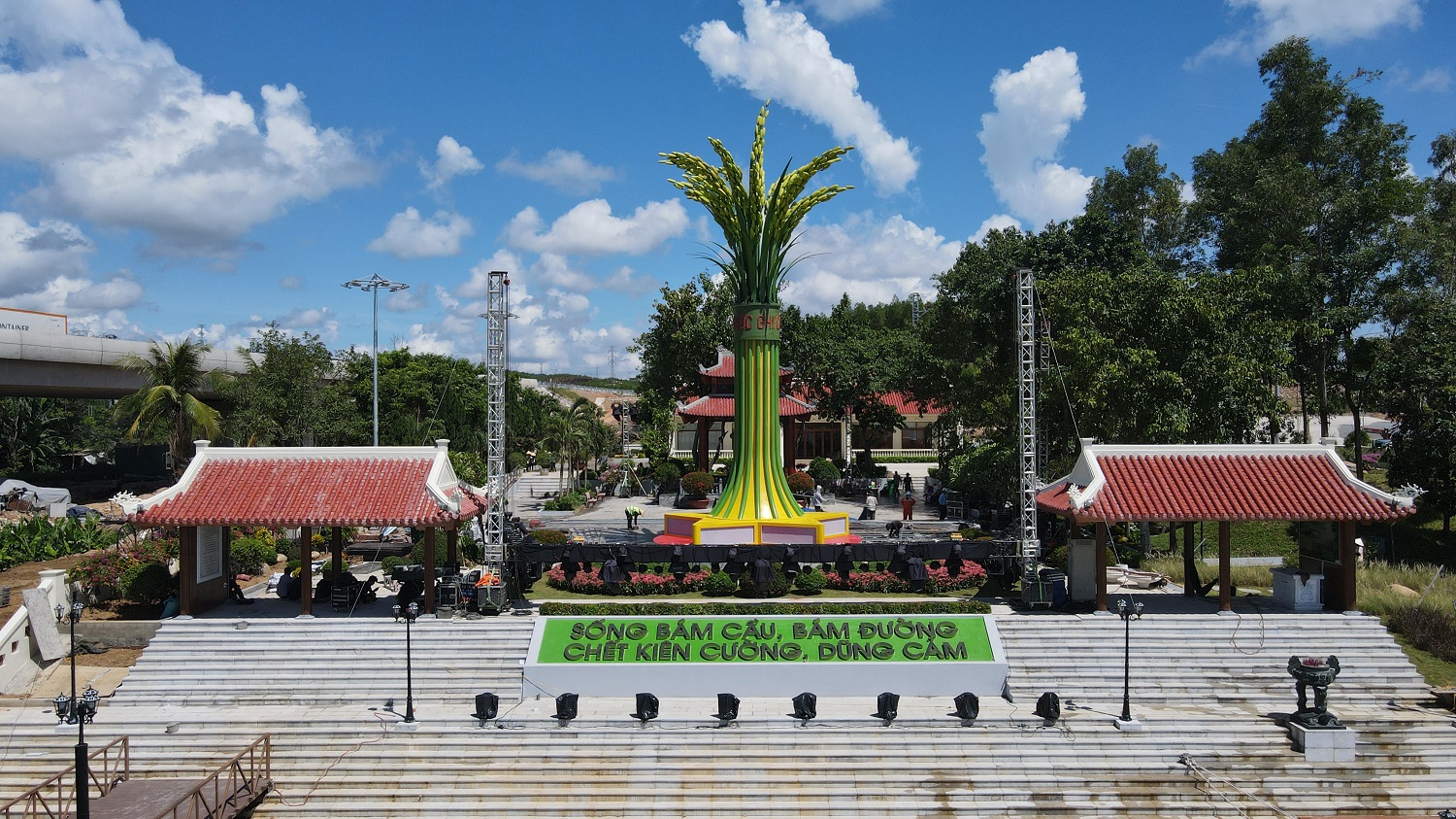 SHB đồng hành cùng chương trình nghệ thuật “Lời tri ân - Dòng sông hoa lửa” ở Quảng Trị- Ảnh 3. SHB đồng hành cùng chương trình nghệ thuật “Lời tri ân - Dòng sông hoa lửa” ở Quảng Trị- Ảnh 3.