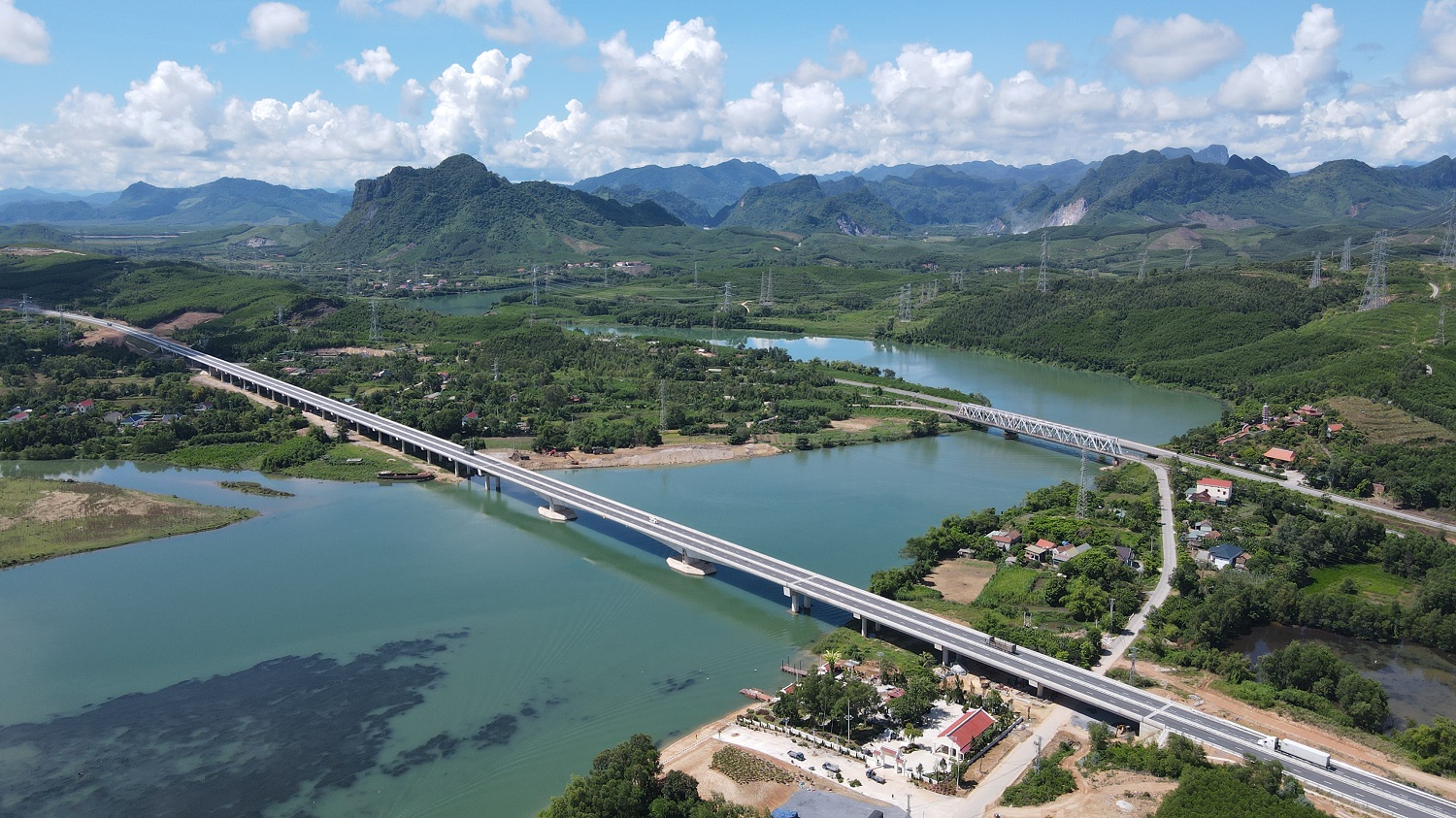 SHB đồng hành cùng chương trình nghệ thuật “Lời tri ân - Dòng sông hoa lửa” ở Quảng Trị- Ảnh 4. SHB đồng hành cùng chương trình nghệ thuật “Lời tri ân - Dòng sông hoa lửa” ở Quảng Trị- Ảnh 4.