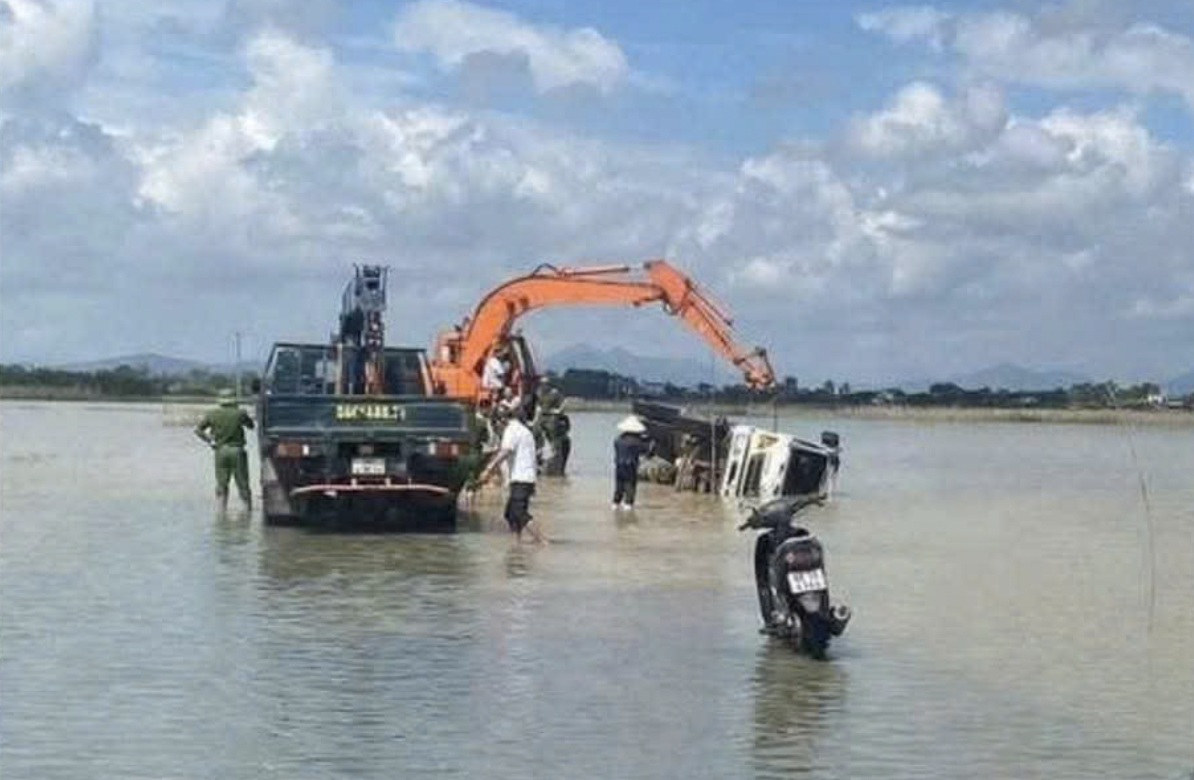 Thanh Hóa: Gặp sự cố khi đi qua đường ngập nước, một tài xế tử vong- Ảnh 1.