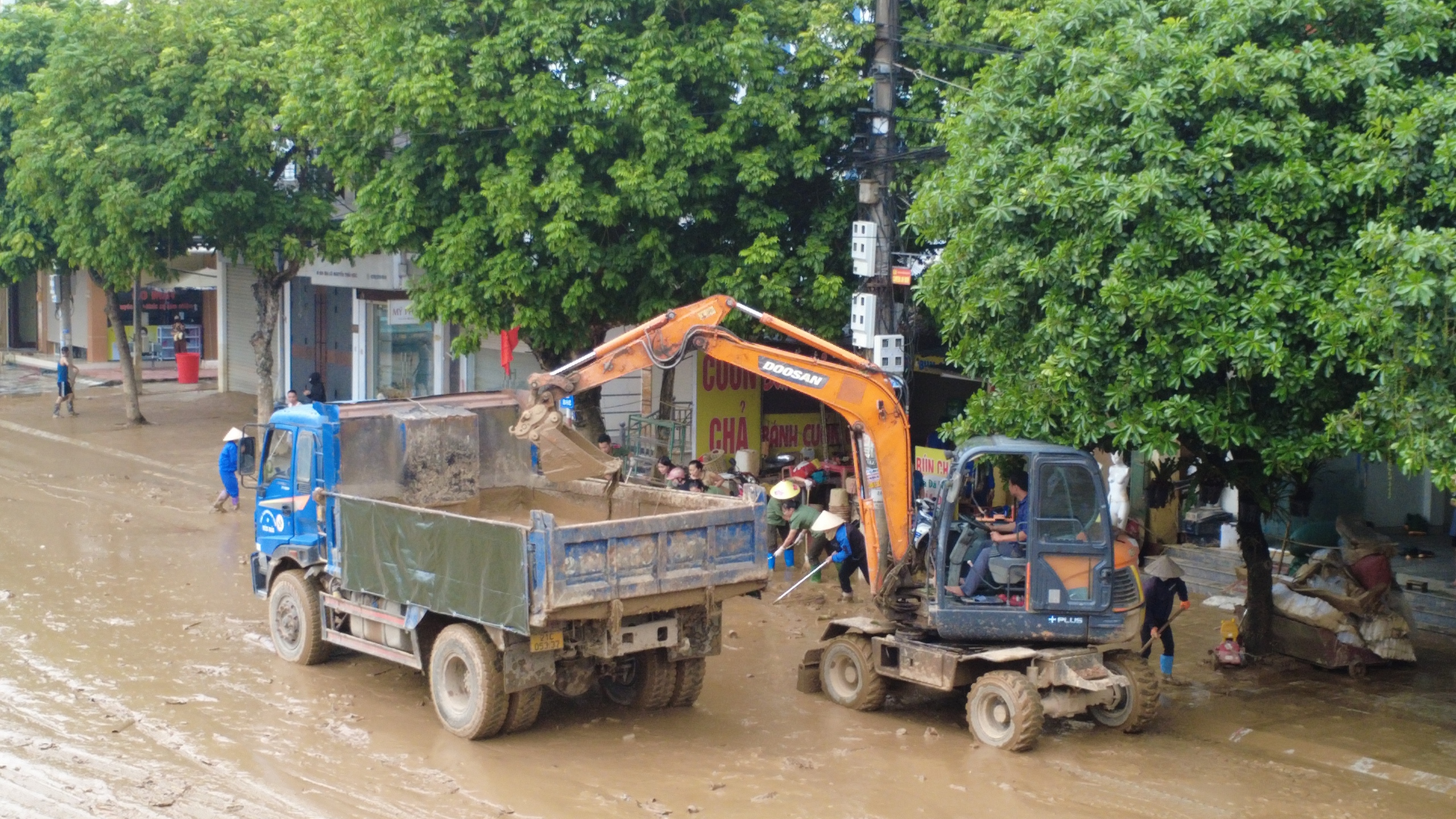 Toàn cảnh khu dân cư cùng hàng nghìn hộ dân ở Lào Cai bị chia cắt, giao thông tê liệt- Ảnh 2.