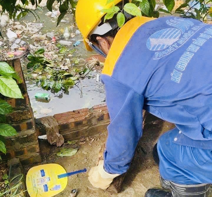 Hà Nội: Công an, bộ đội xuống đồng gặt lúa giúp dân sau mưa bão- Ảnh 13.