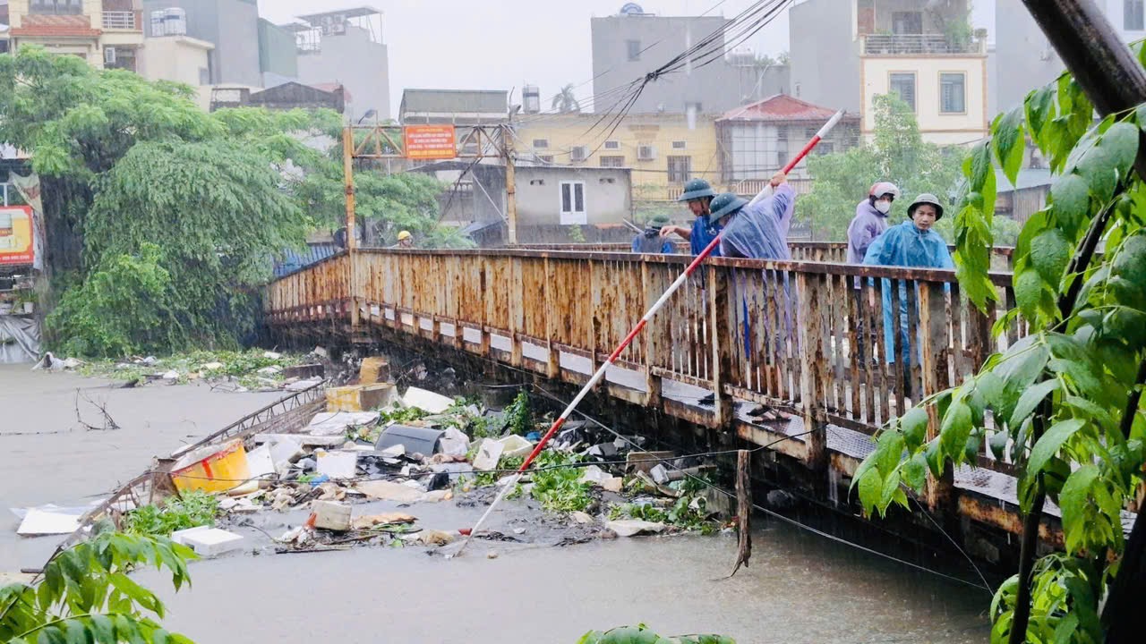 Hà Nội: Công an, bộ đội xuống đồng gặt lúa giúp dân sau mưa bão- Ảnh 12.