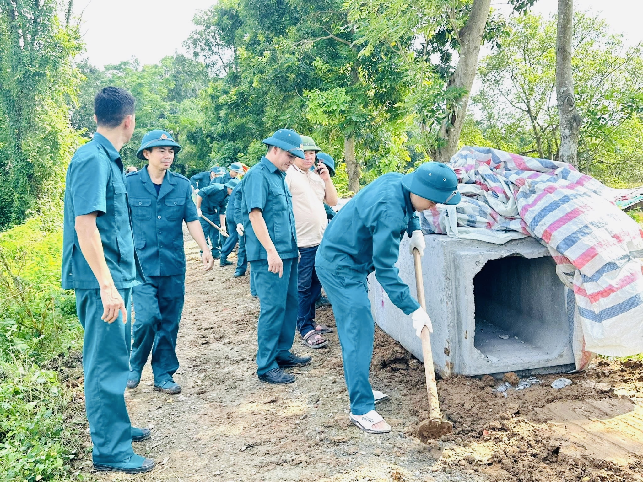 Hà Nội: Công an, bộ đội xuống đồng gặt lúa giúp dân sau mưa bão- Ảnh 11.