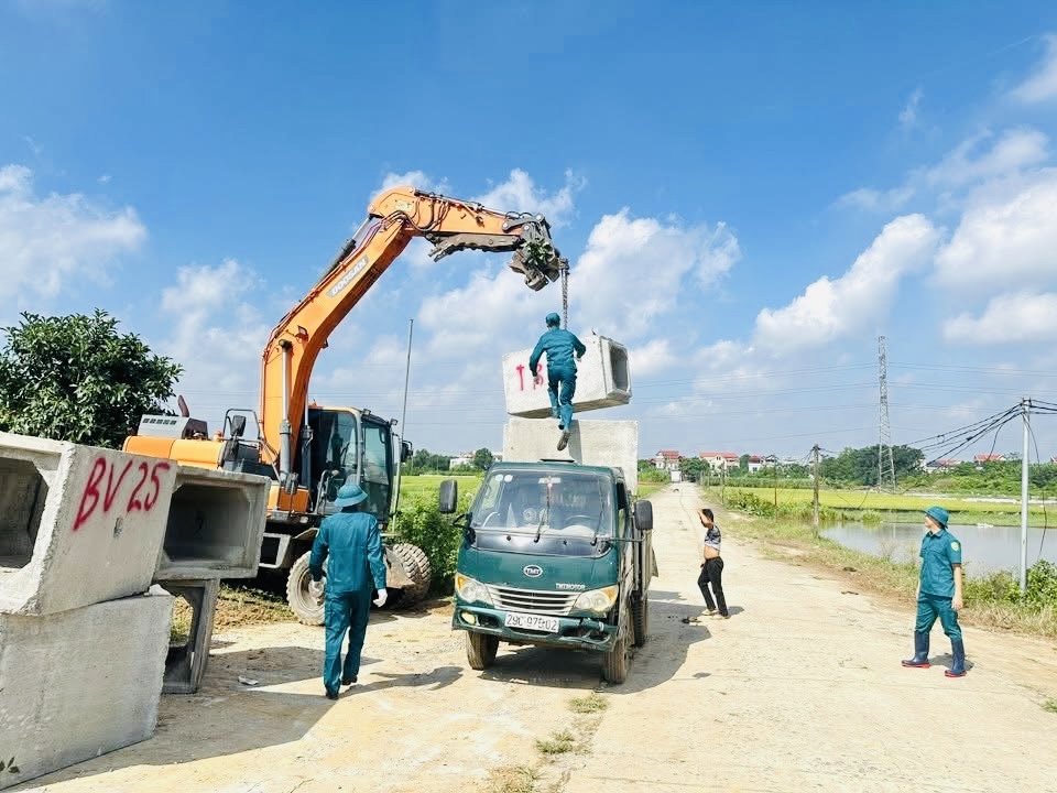 Hà Nội: Công an, bộ đội xuống đồng gặt lúa giúp dân sau mưa bão- Ảnh 10.