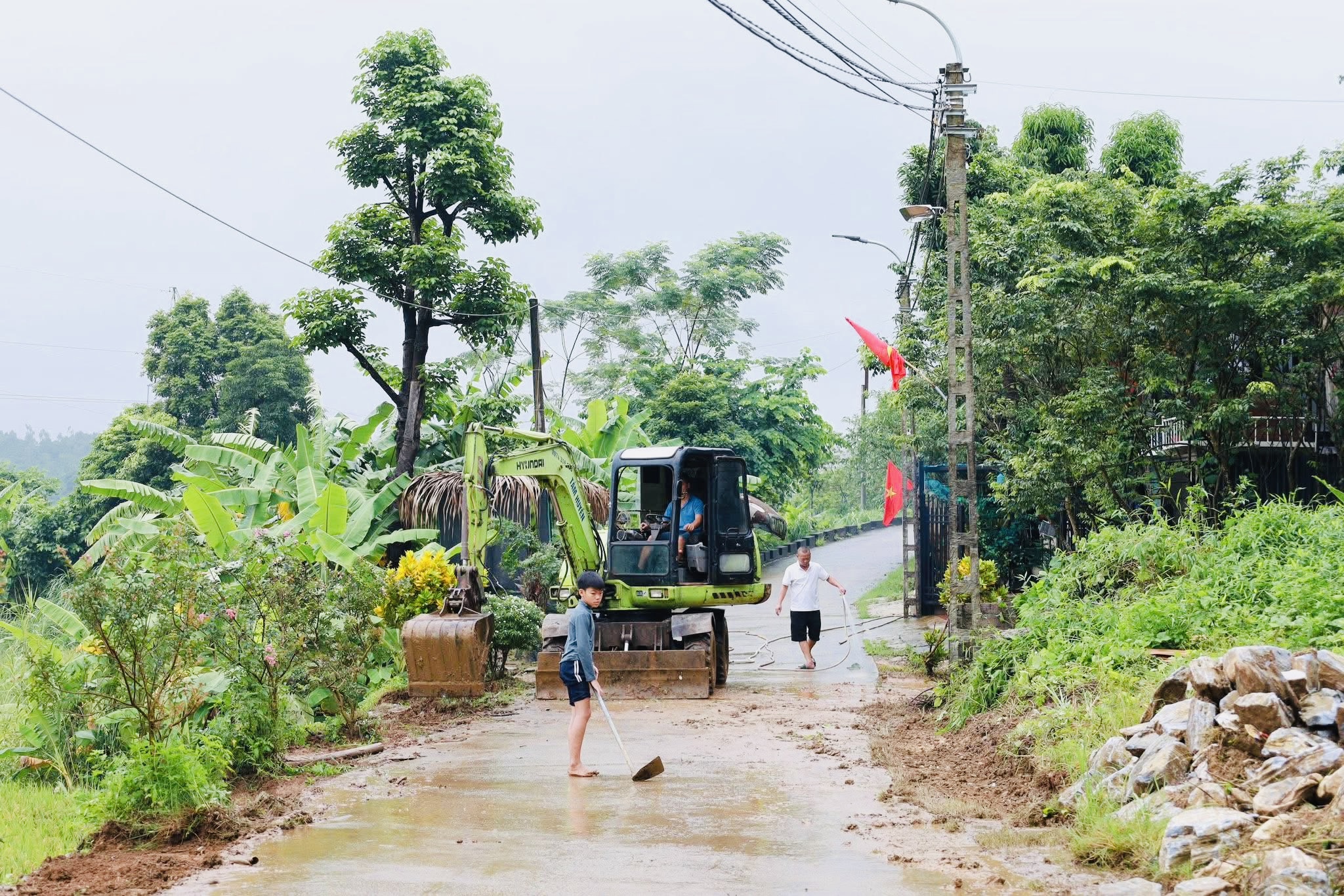Hà Nội: Công an, bộ đội xuống đồng gặt lúa giúp dân sau mưa bão- Ảnh 7.