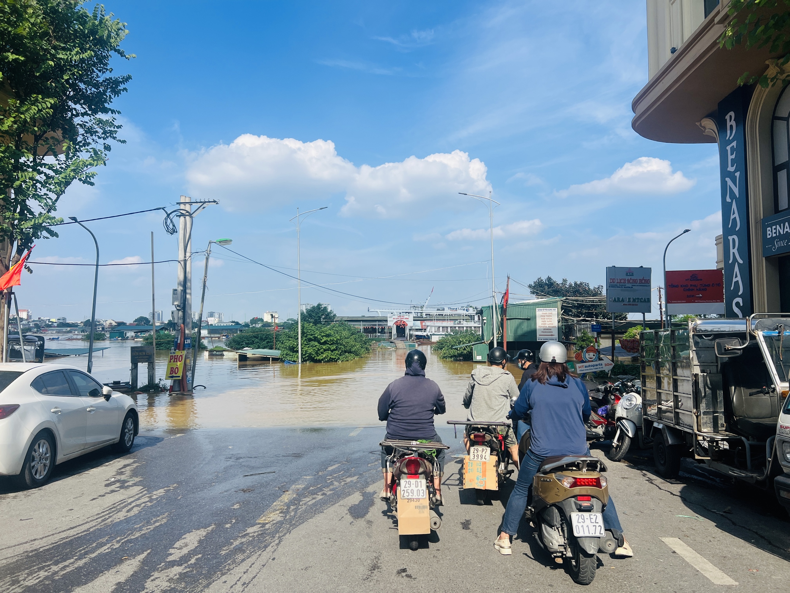Hà Nội: Nước sông Hồng tràn lên đường, người dân phải đi lại bằng thuyền- Ảnh 1.