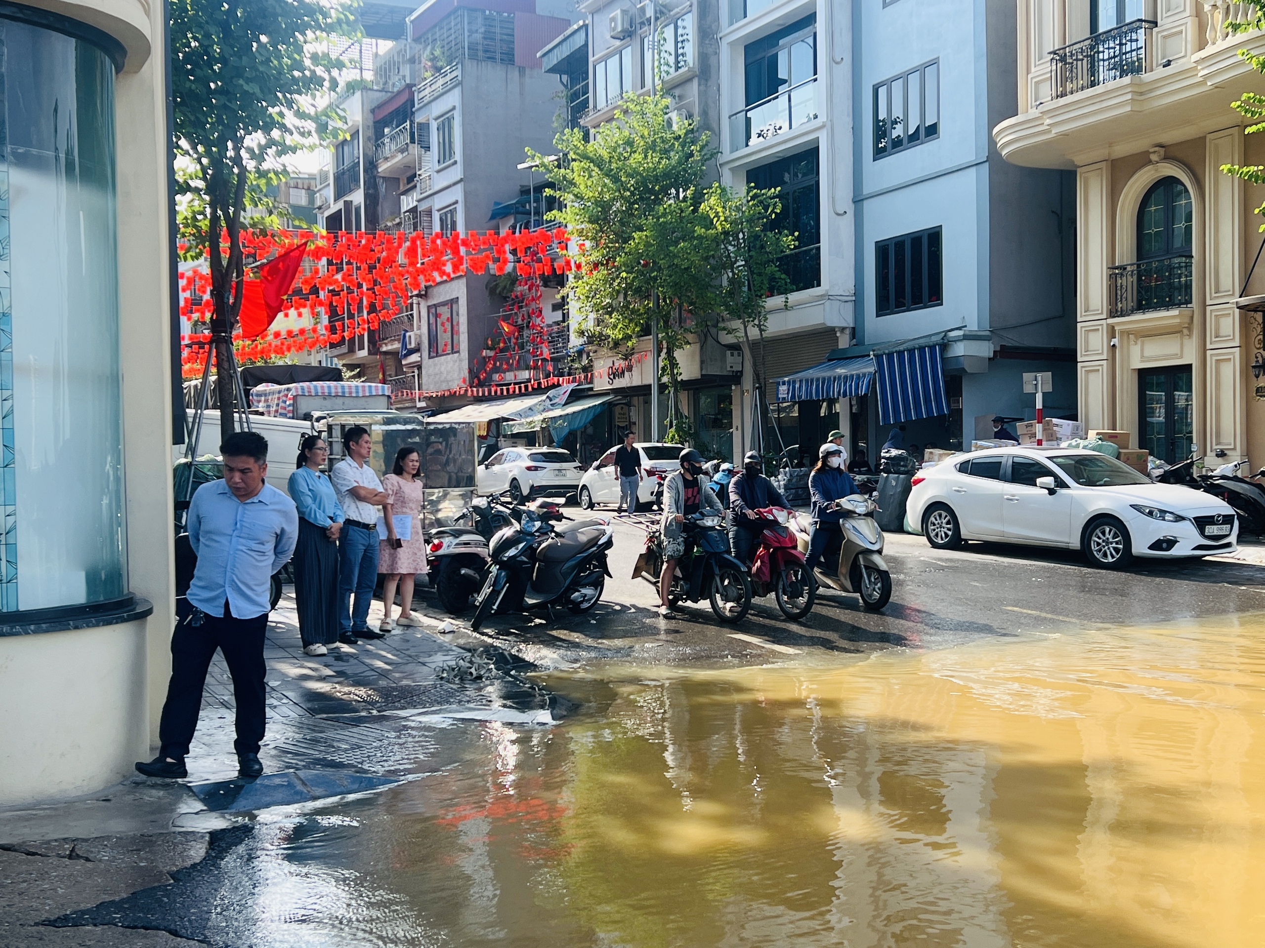 Hà Nội: Nước sông Hồng tràn lên đường, người dân phải đi lại bằng thuyền- Ảnh 2.