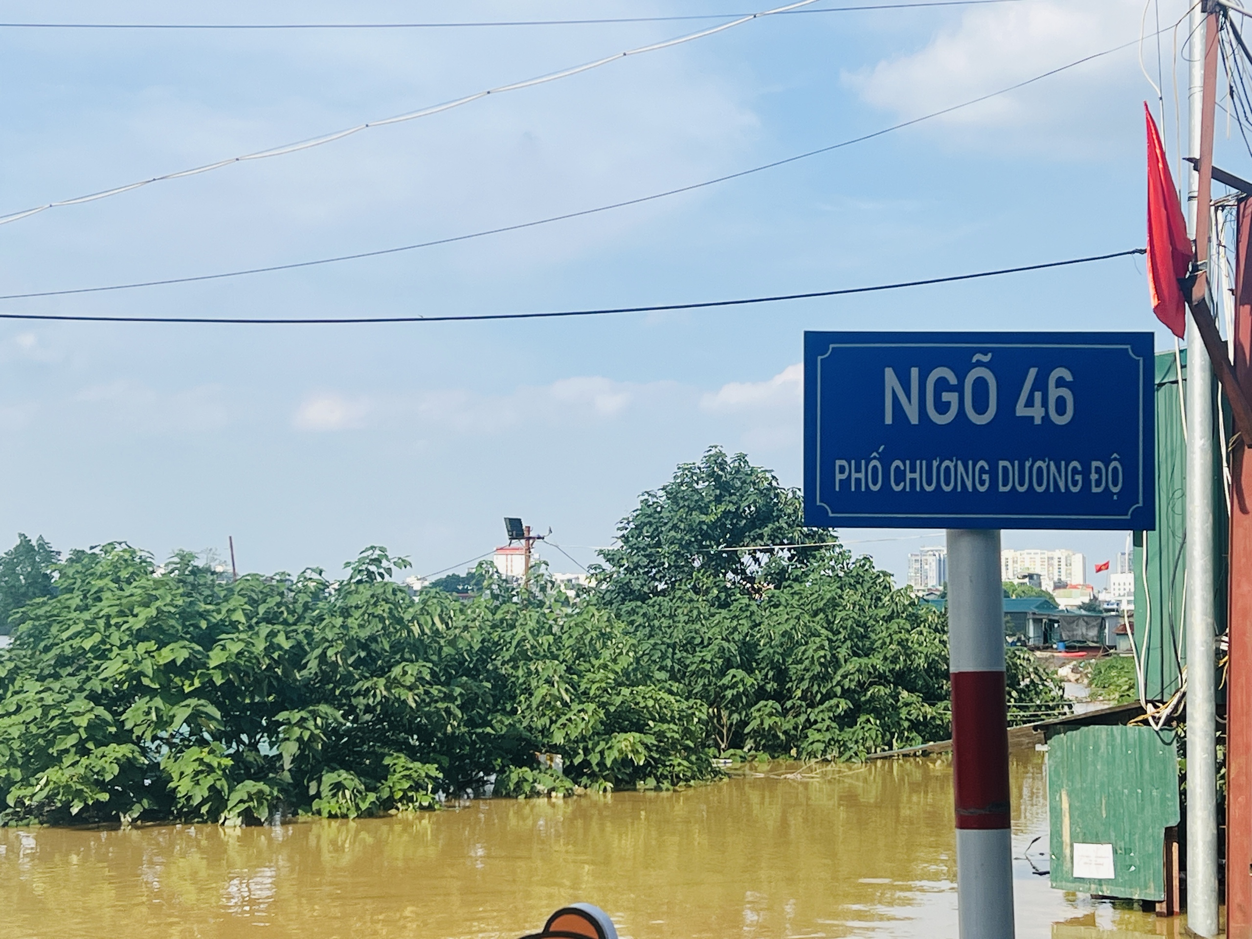 Hà Nội: Nước sông Hồng tràn lên đường, người dân phải đi lại bằng thuyền- Ảnh 4.