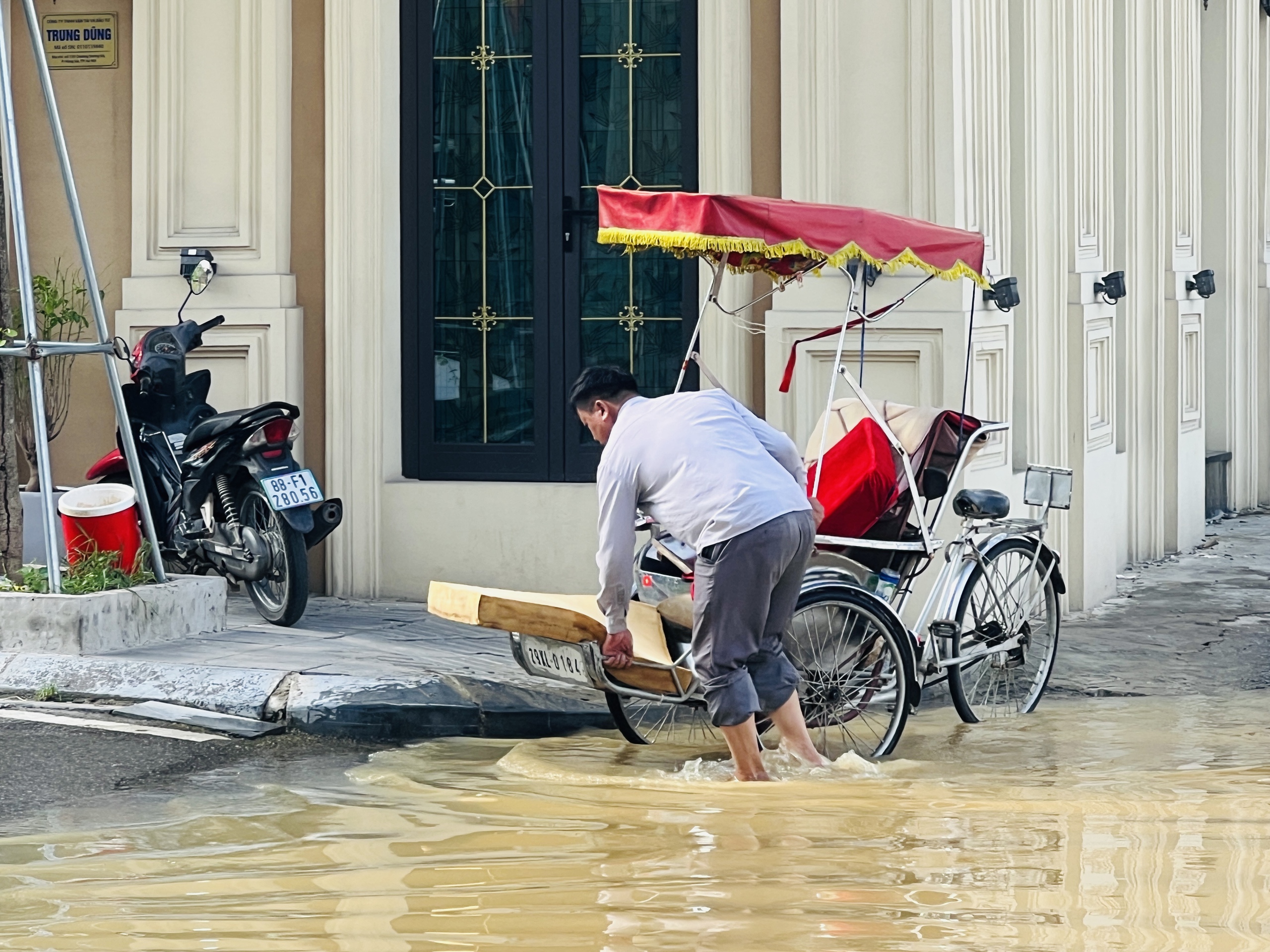 Hà Nội: Nước sông Hồng tràn lên đường, người dân phải đi lại bằng thuyền- Ảnh 6.