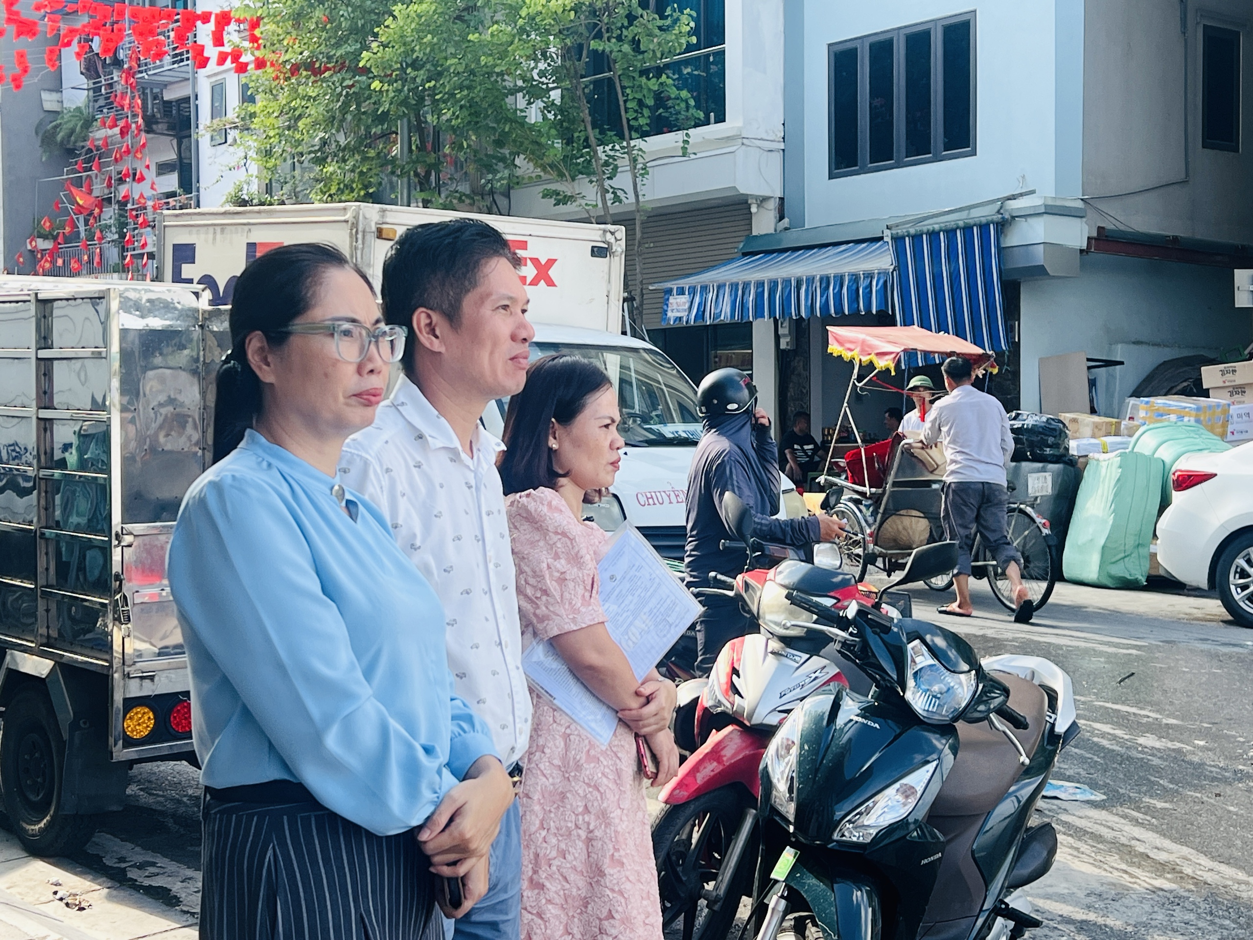 Hà Nội: Nước sông Hồng tràn lên đường, người dân phải đi lại bằng thuyền- Ảnh 3.