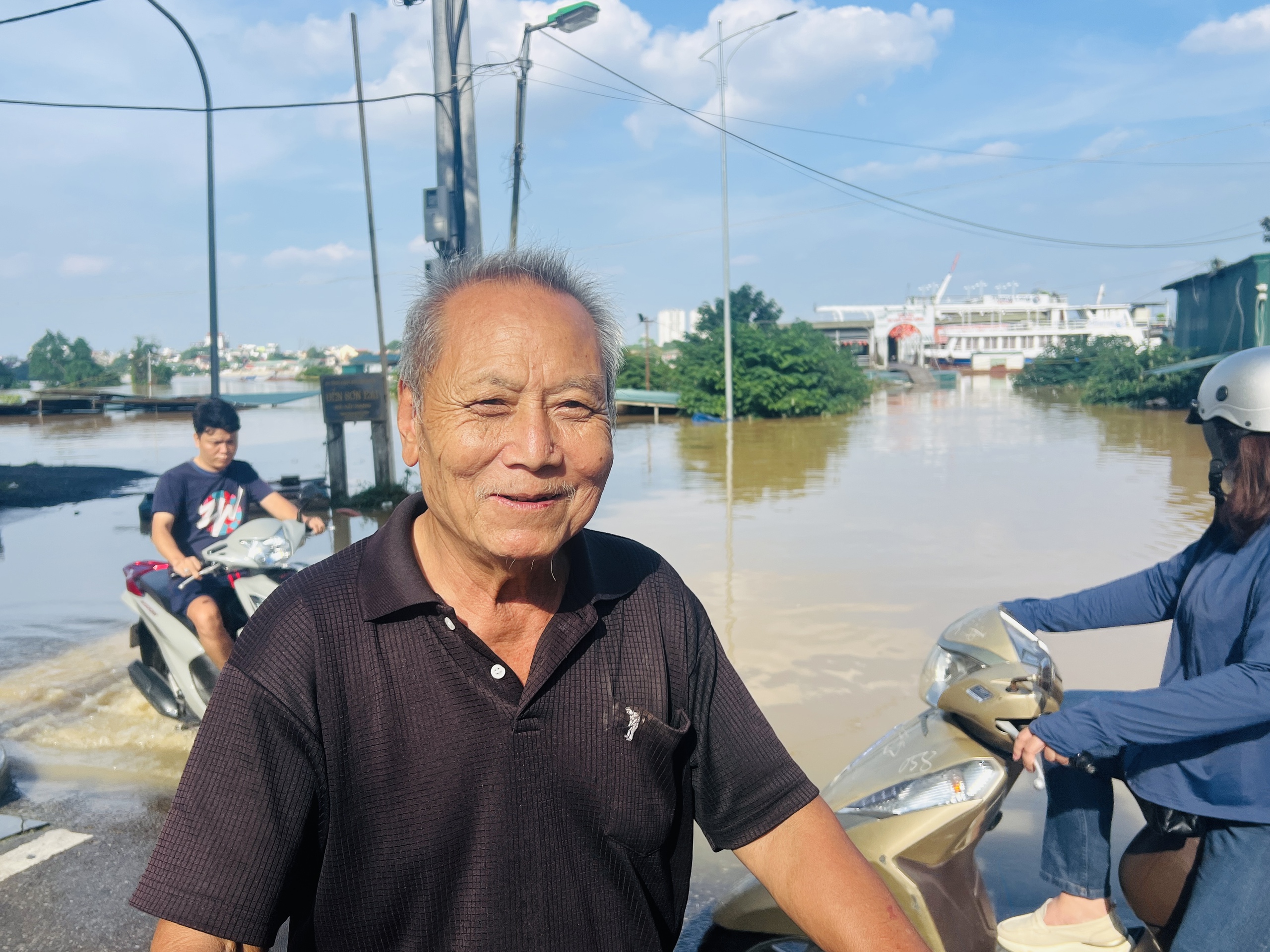 Hà Nội: Nước sông Hồng tràn lên đường, người dân phải đi lại bằng thuyền- Ảnh 5.