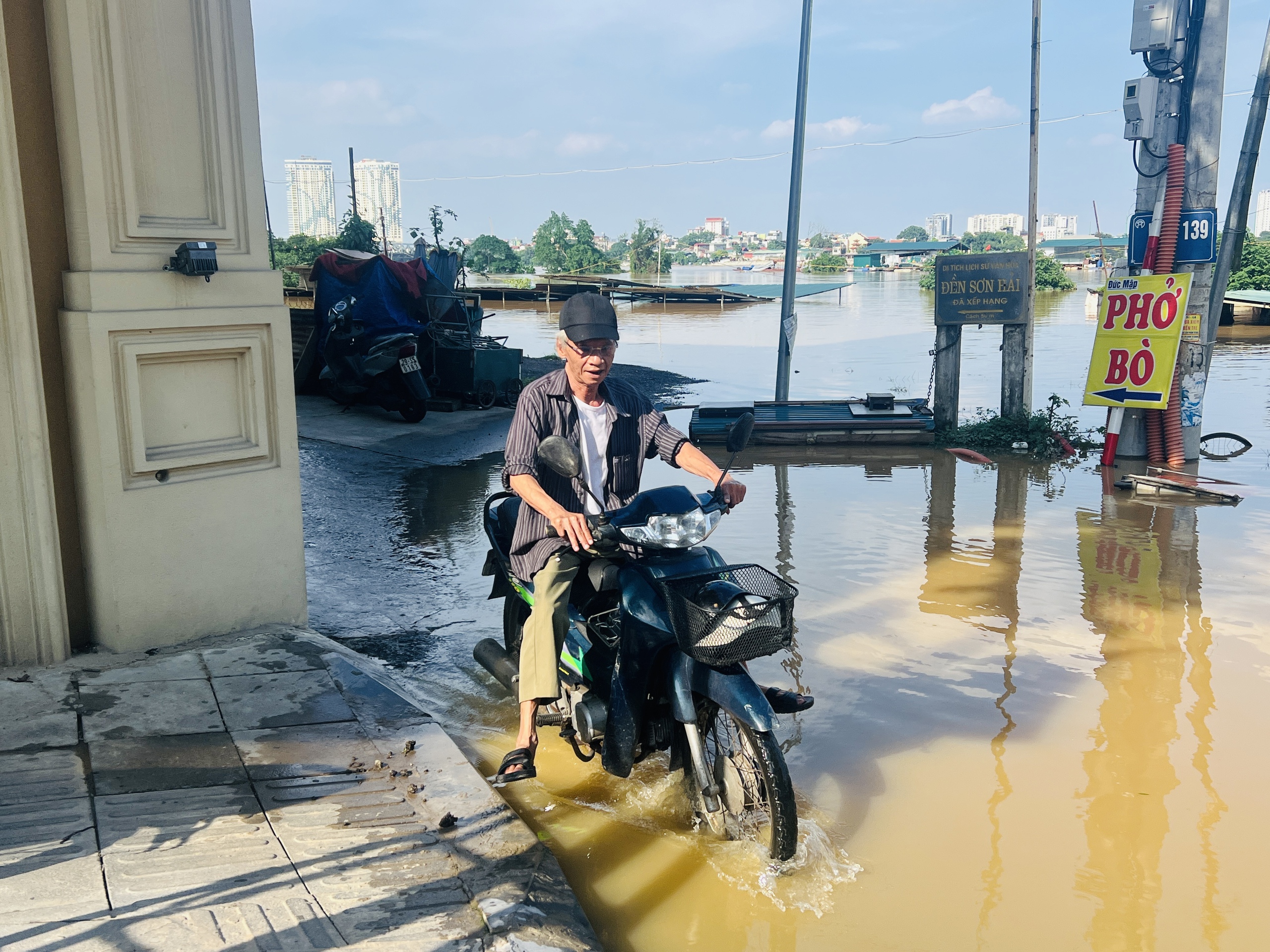 Hà Nội: Nước sông Hồng tràn lên đường, người dân phải đi lại bằng thuyền- Ảnh 7.
