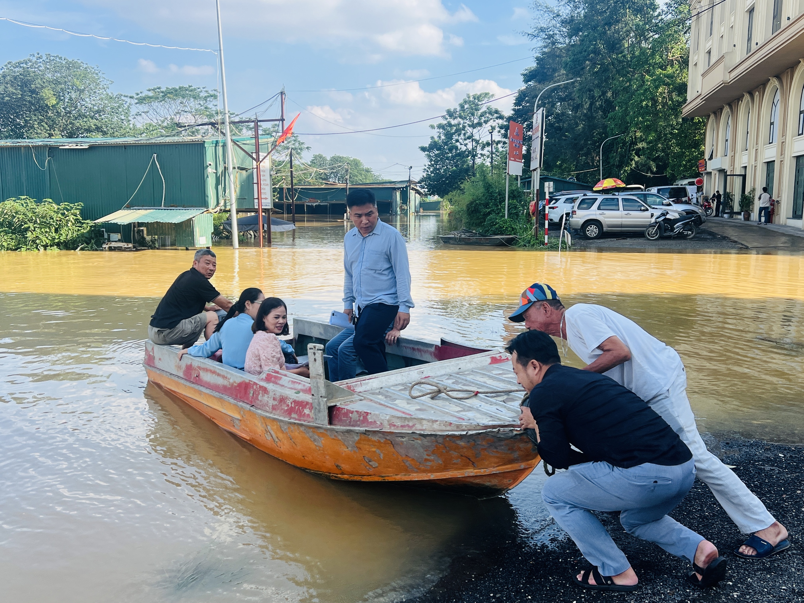 Hà Nội: Nước sông Hồng tràn lên đường, người dân phải đi lại bằng thuyền- Ảnh 8.