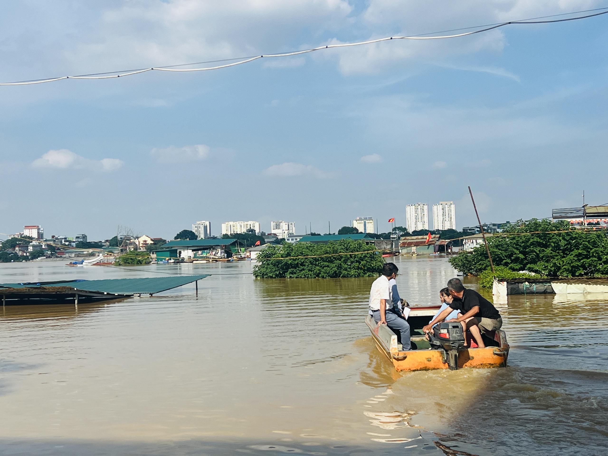 Hà Nội: Nước sông Hồng tràn lên đường, người dân phải đi lại bằng thuyền- Ảnh 9.