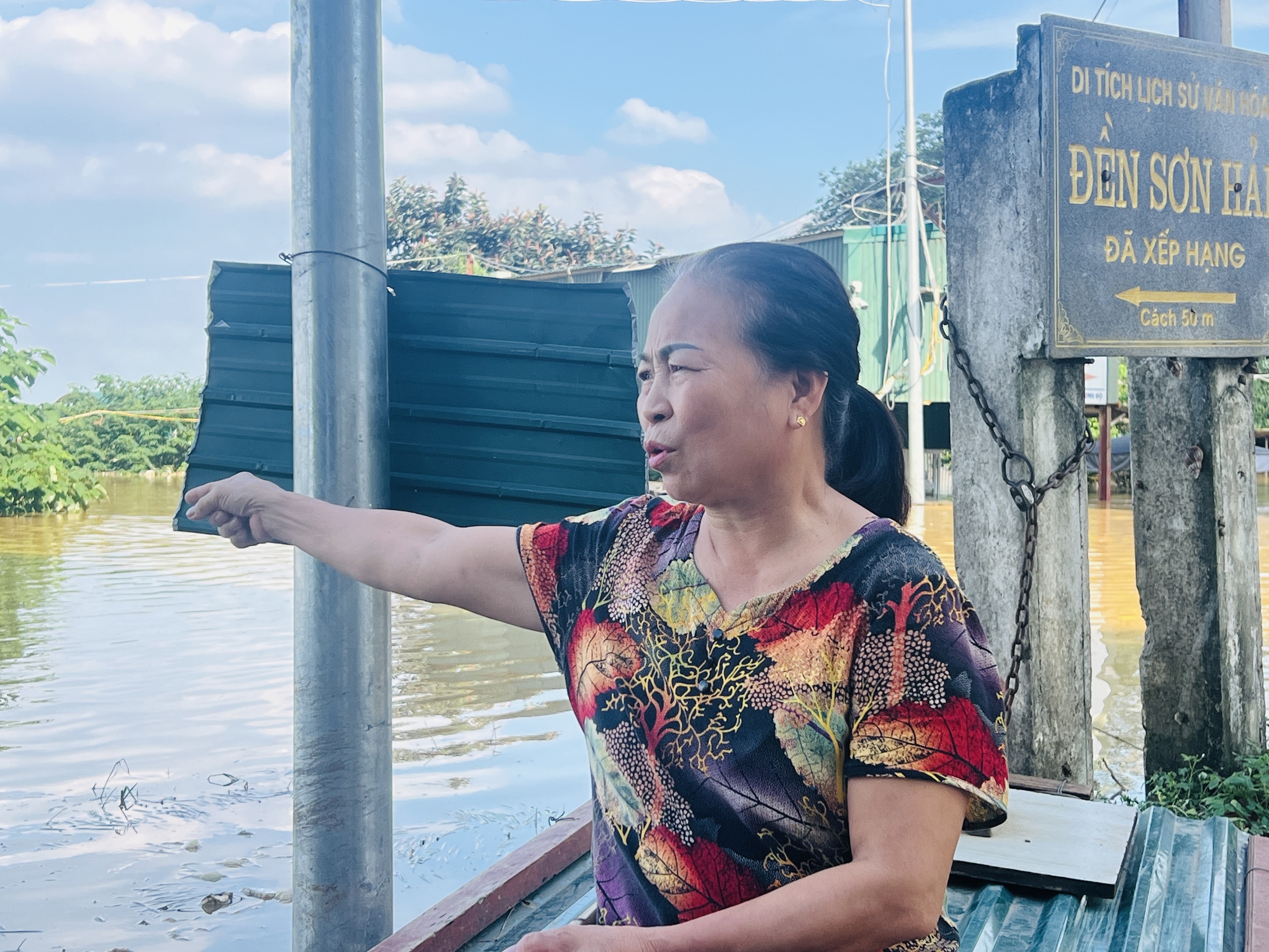 Hà Nội: Nước sông Hồng tràn lên đường, người dân phải đi lại bằng thuyền- Ảnh 11.