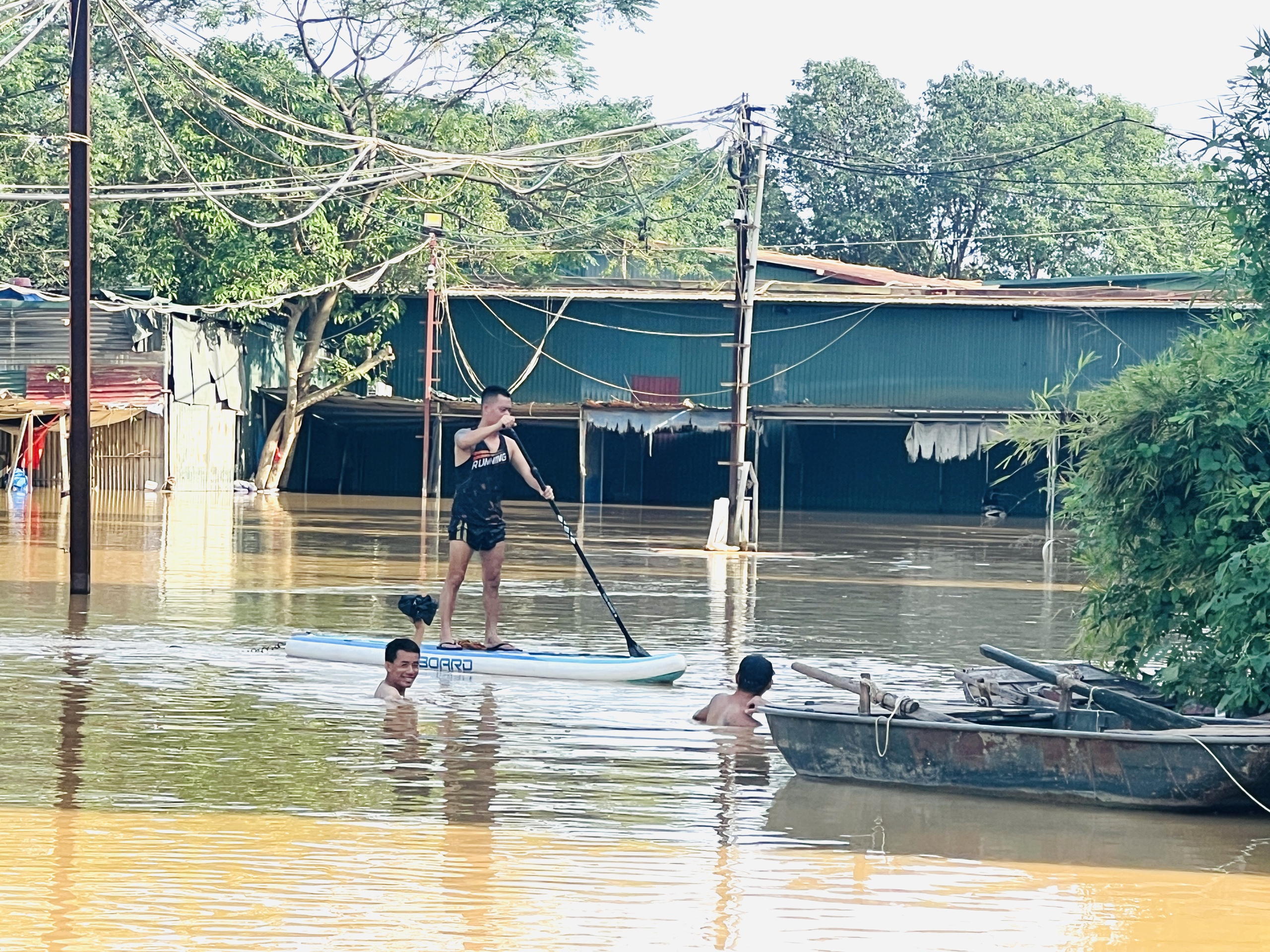 Hà Nội: Nước sông Hồng tràn lên đường, người dân phải đi lại bằng thuyền- Ảnh 10.