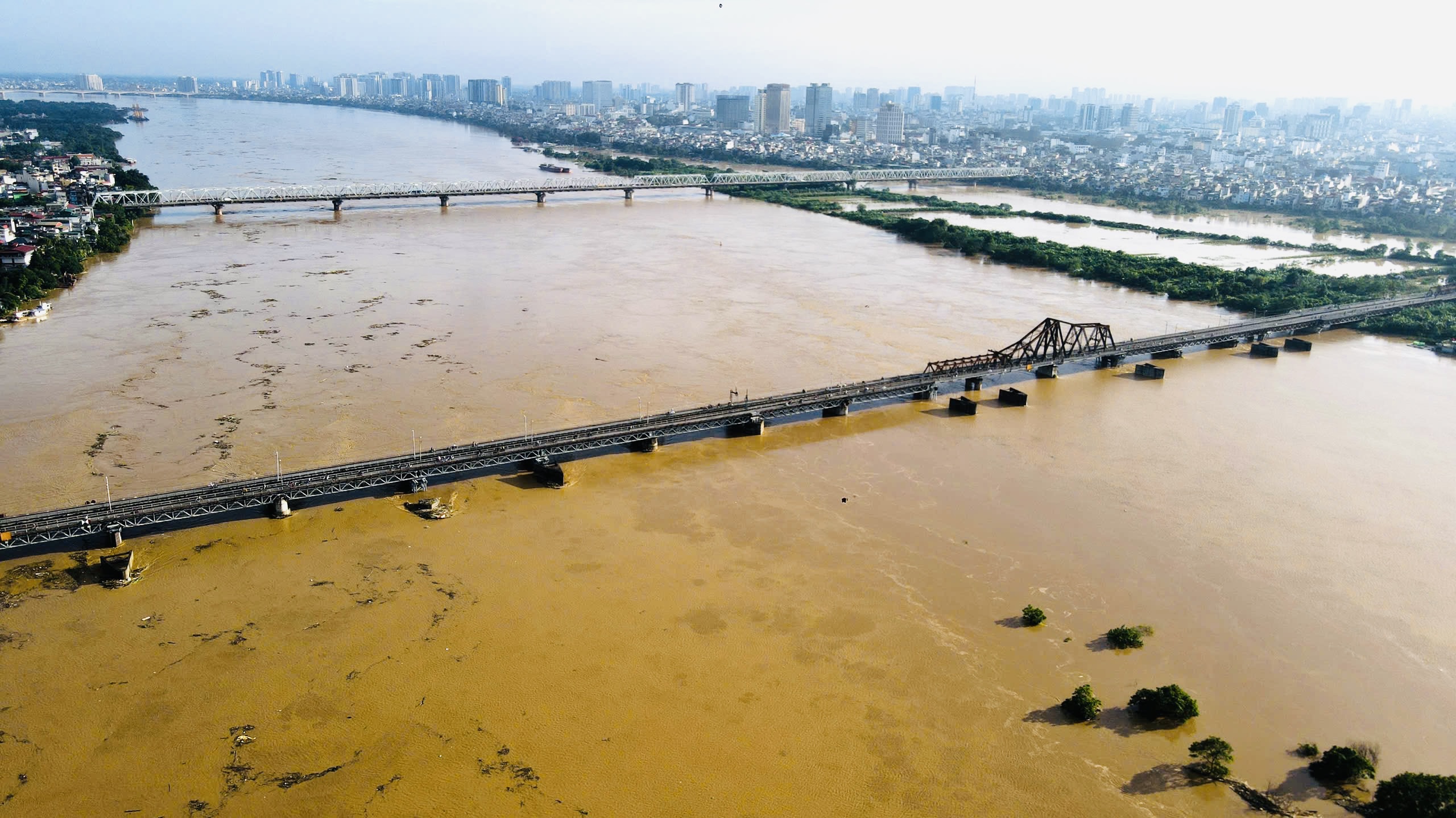 Hà Nội: Nước sông Hồng tràn lên đường, người dân phải đi lại bằng thuyền- Ảnh 13.
