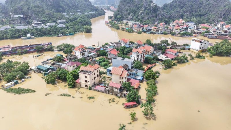 Ninh Bình: Hơn 650 hộ dân thôn Kênh Gà vẫn bị cô lập hoàn toàn sau bão số 10- Ảnh 1.