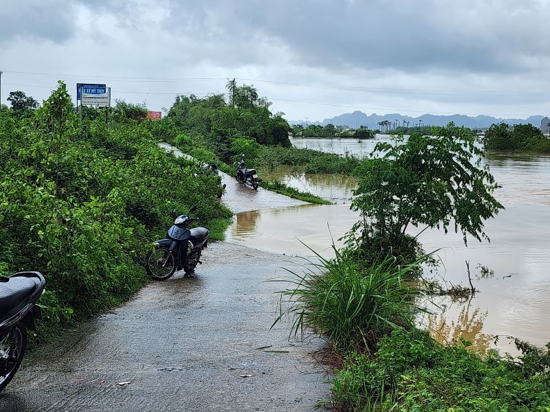 Ninh Bình: Hơn 650 hộ dân thôn Kênh Gà vẫn bị cô lập hoàn toàn sau bão số 10- Ảnh 6.