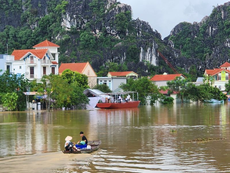 Ninh Bình: Hơn 650 hộ dân thôn Kênh Gà vẫn bị cô lập hoàn toàn sau bão số 10- Ảnh 2.