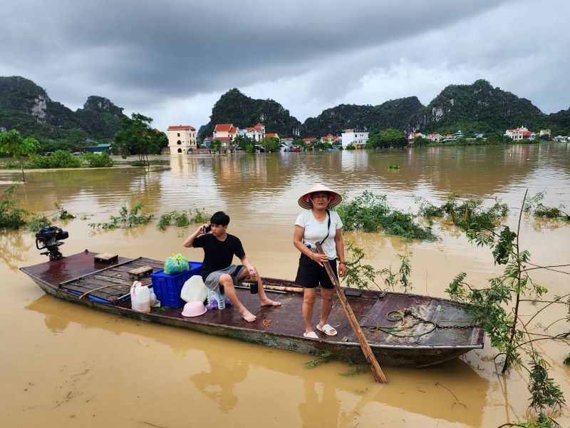 Ninh Bình: Hơn 650 hộ dân thôn Kênh Gà vẫn bị cô lập hoàn toàn sau bão số 10- Ảnh 9.