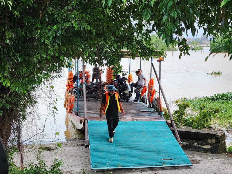 Ninh Bình: Hơn 650 hộ dân thôn Kênh Gà vẫn bị cô lập hoàn toàn sau bão số 10- Ảnh 8.