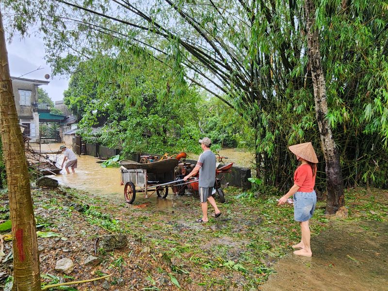 Ninh Bình: Hơn 650 hộ dân thôn Kênh Gà vẫn bị cô lập hoàn toàn sau bão số 10- Ảnh 4.