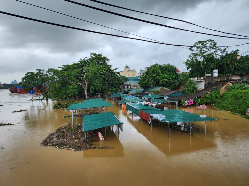 Ninh Bình: Hơn 650 hộ dân thôn Kênh Gà vẫn bị cô lập hoàn toàn sau bão số 10- Ảnh 7.