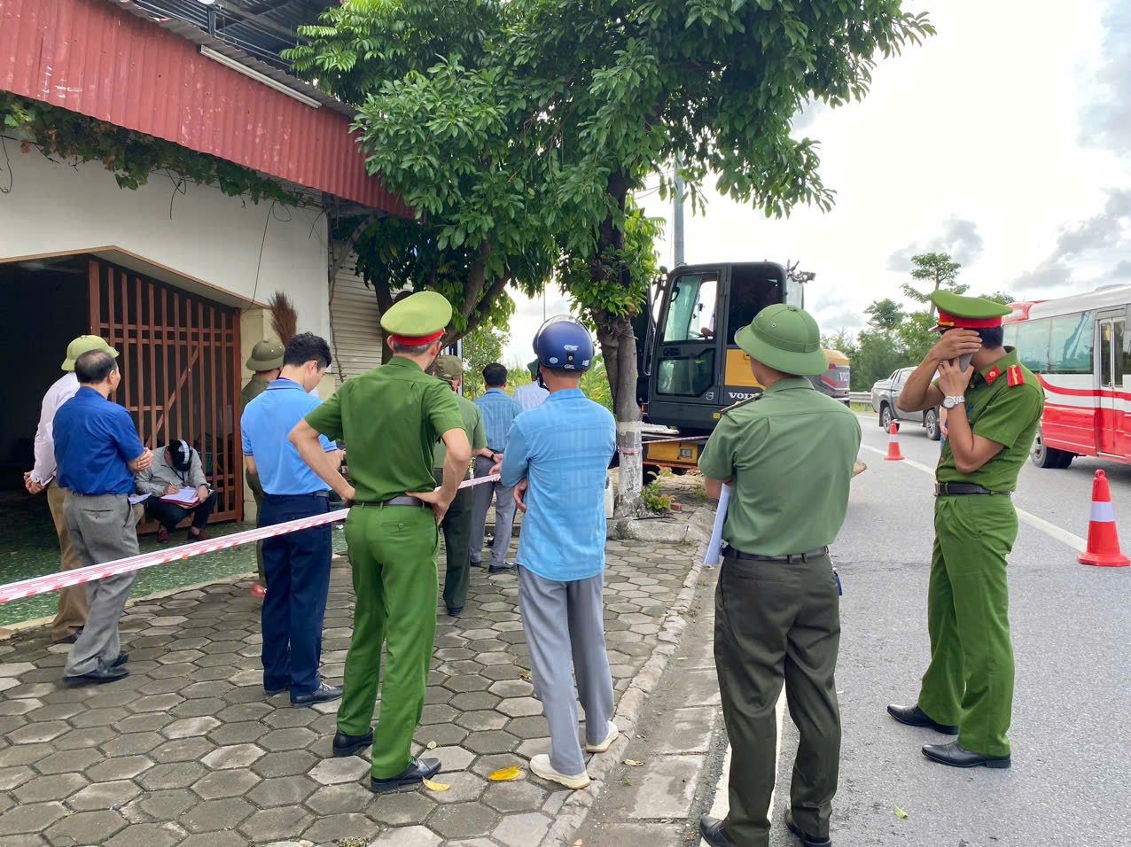 Tháo dỡ công trình vô chủ lấn chiếm hành lang bảo vệ cao tốc ở Hải Phòng- Ảnh 1.