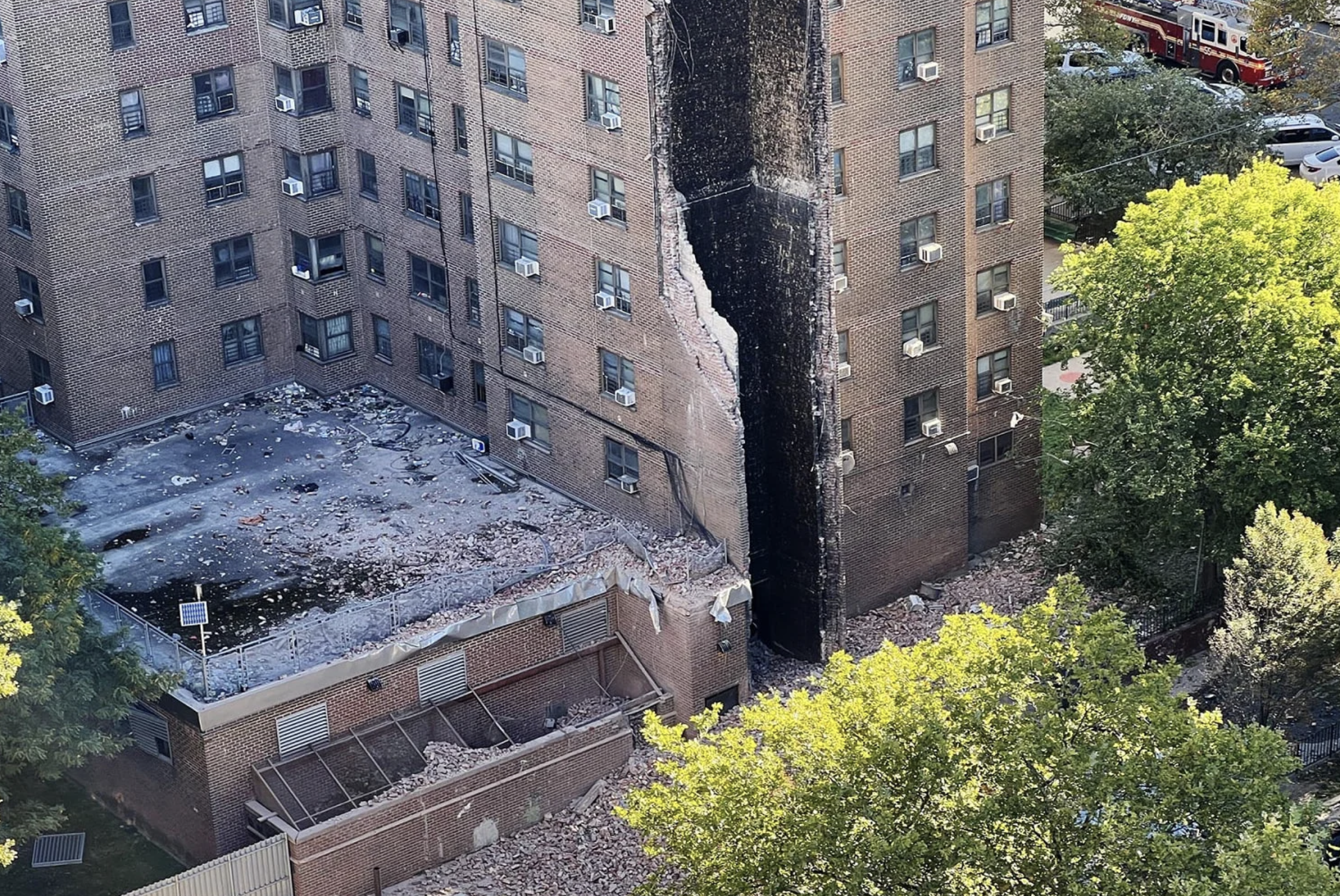 Chung cư cao tầng tại New York bị sập một phần, người dân lo không dám ngủ- Ảnh 1.