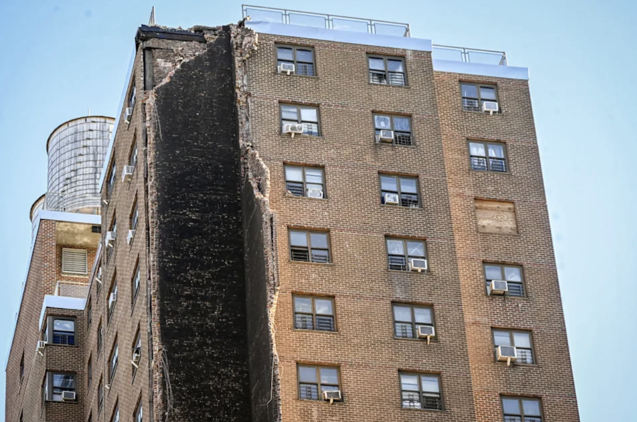 Chung cư cao tầng tại New York bị sập một phần, người dân lo không dám ngủ- Ảnh 2.