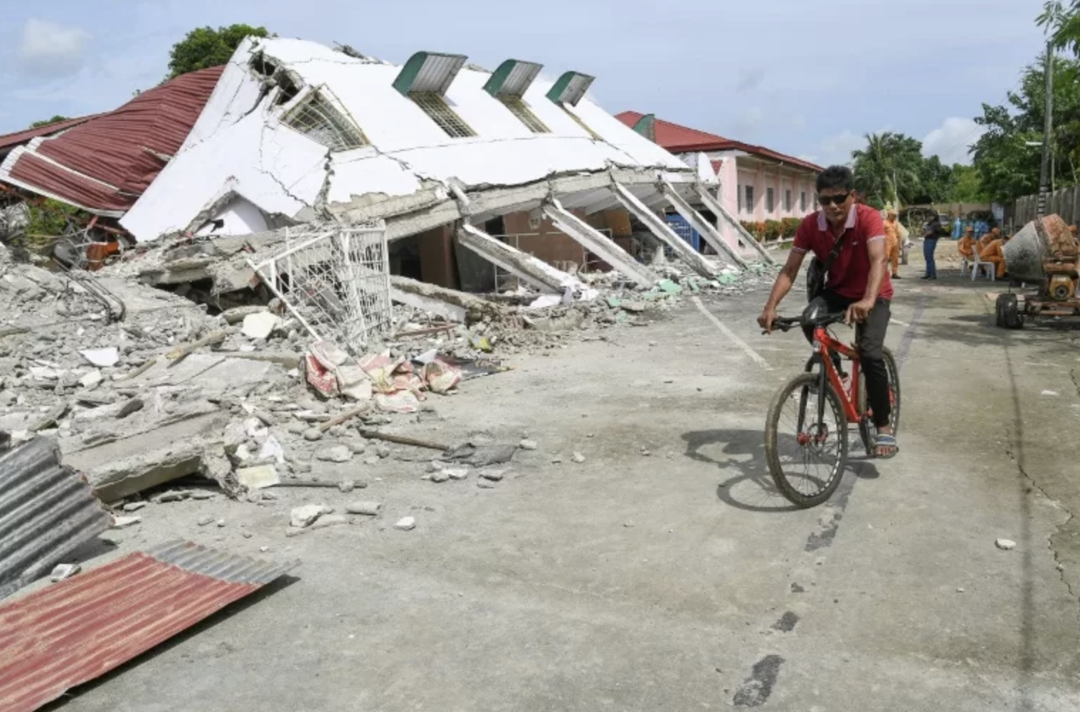 Số người chết vì động đất tăng lên 72, Tổng thống Philippines trực tiếp tới hiện trường- Ảnh 1.