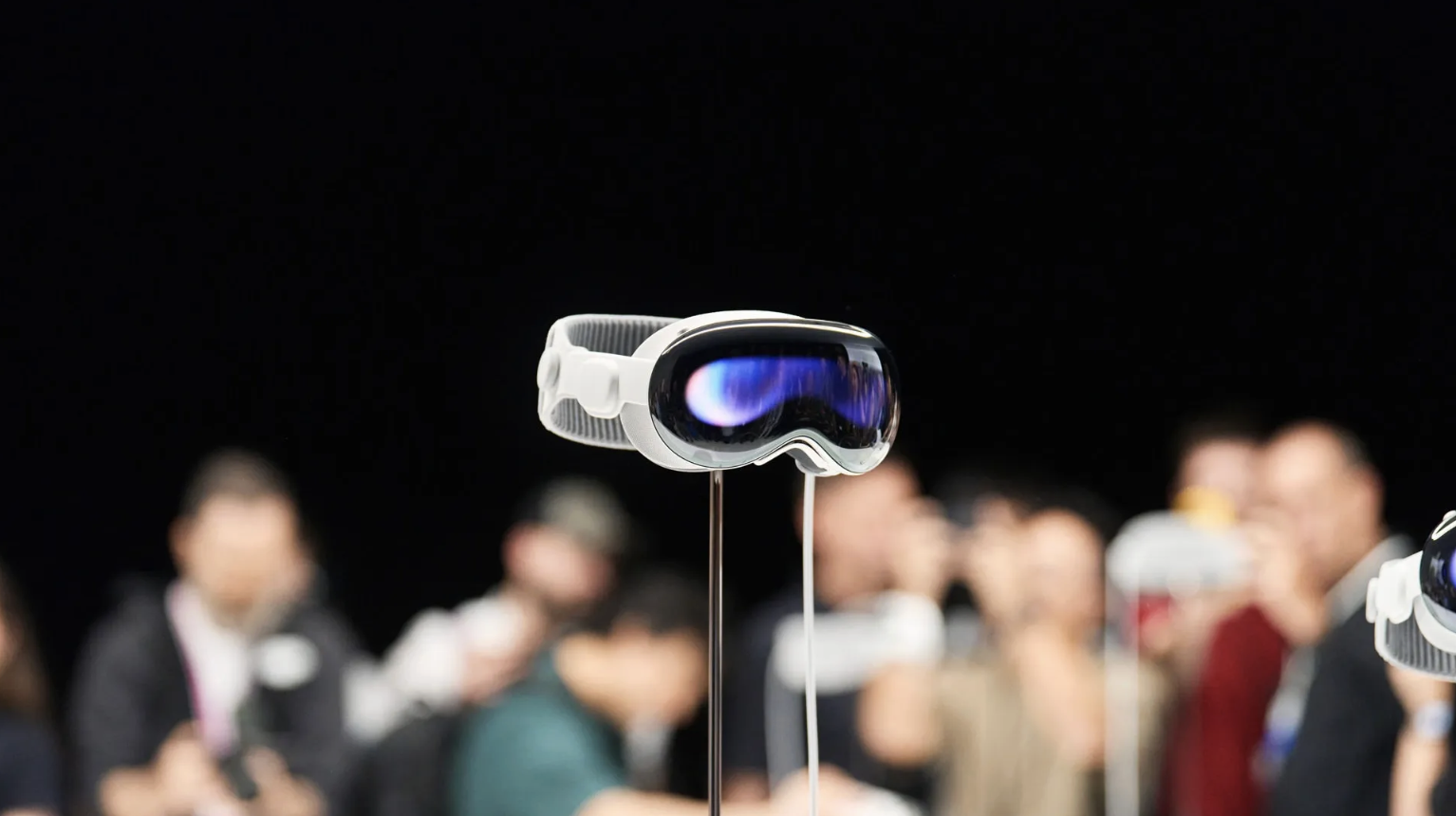 Apple Glasses được kỳ vọng sẽ lặp lại chiến lược ra mắt hiếm hoi từng dùng cho Vision Pro- Ảnh 1.