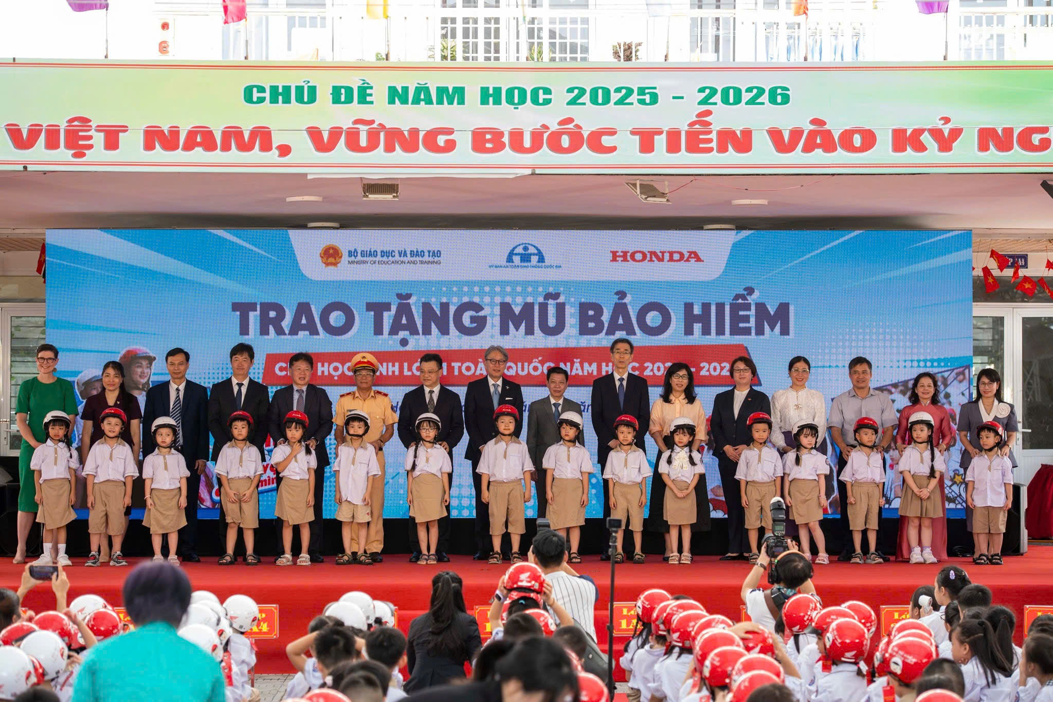 Honda trao tặng 1,8 triệu mũ bảo hiểm cho học sinh lớp 1- Ảnh 2.